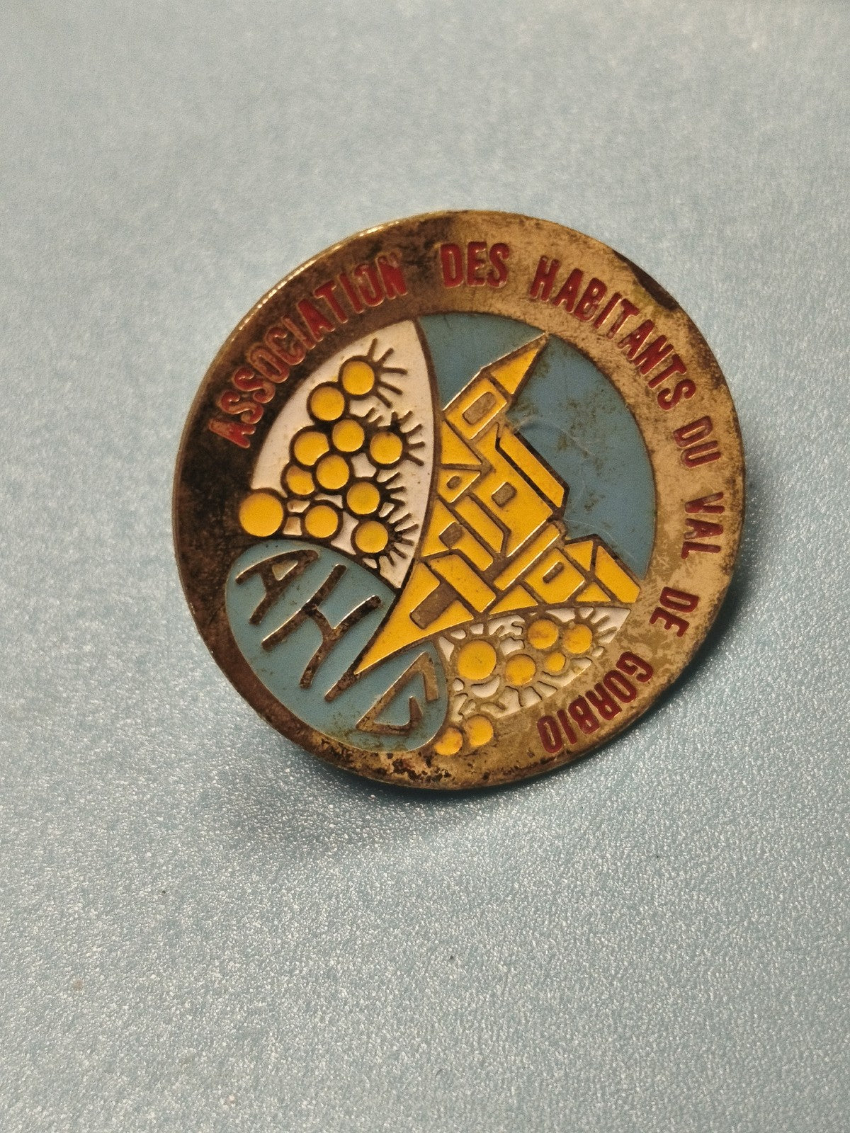 Vintage pin's Association des Habitants du Val de Gorbio rond émaillé coloré