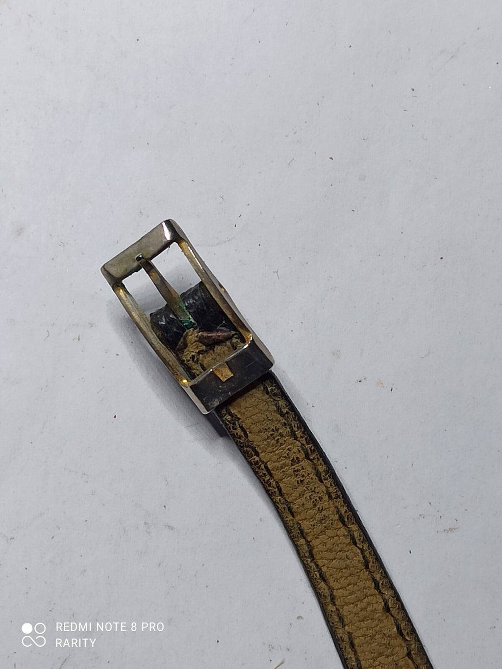 Montre femme vintage Constant Beuchat quartz, cadran doré, bracelet noir ancien