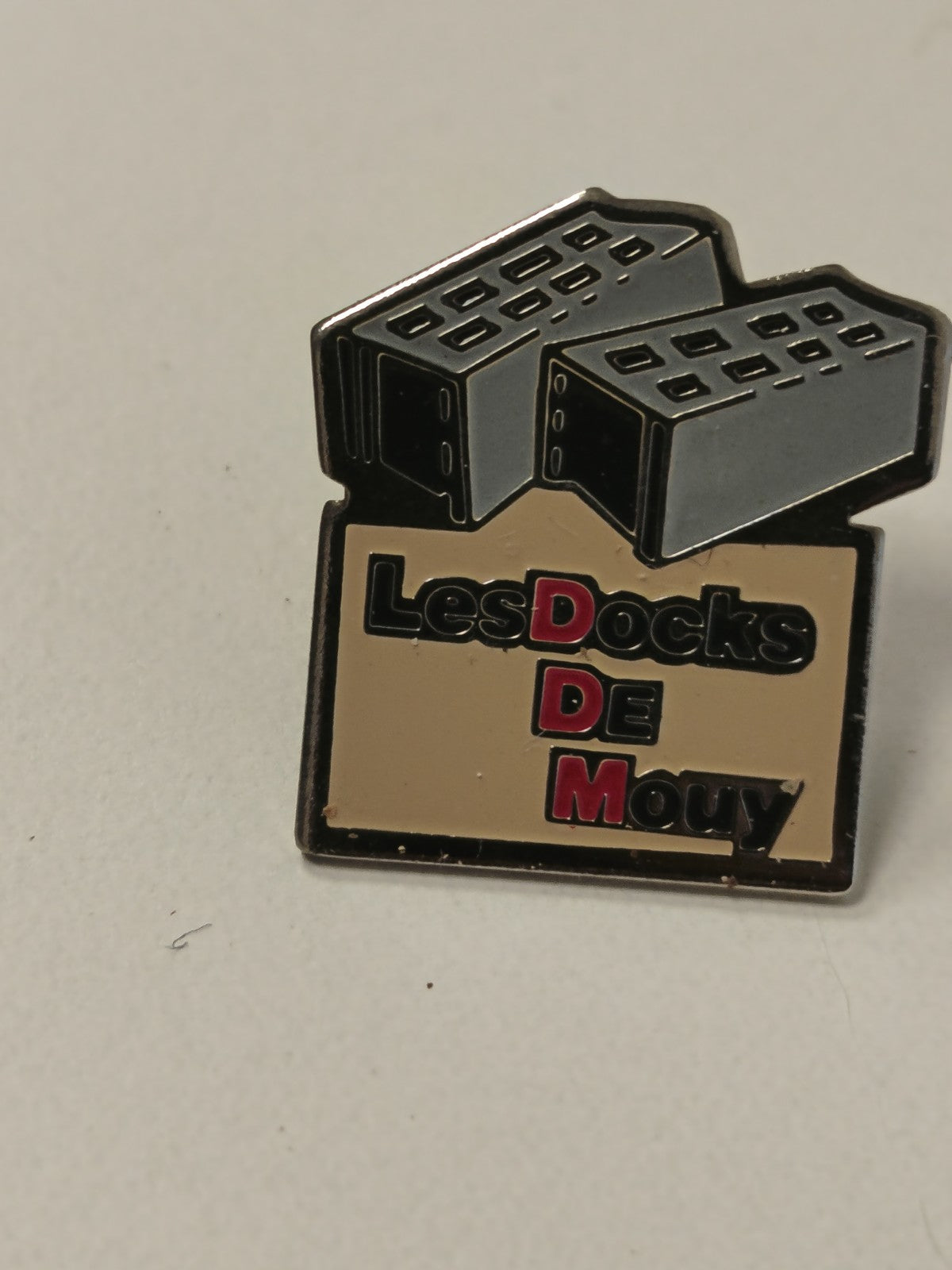 Pin's rétro ancien Les Docks de Mouy badge collection vintage France rare