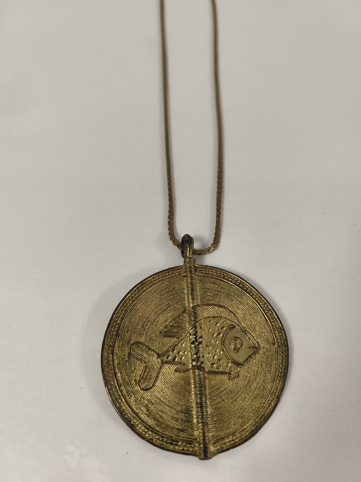 Ancien collier africain bronze pendentif rond poisson ethnique vintage