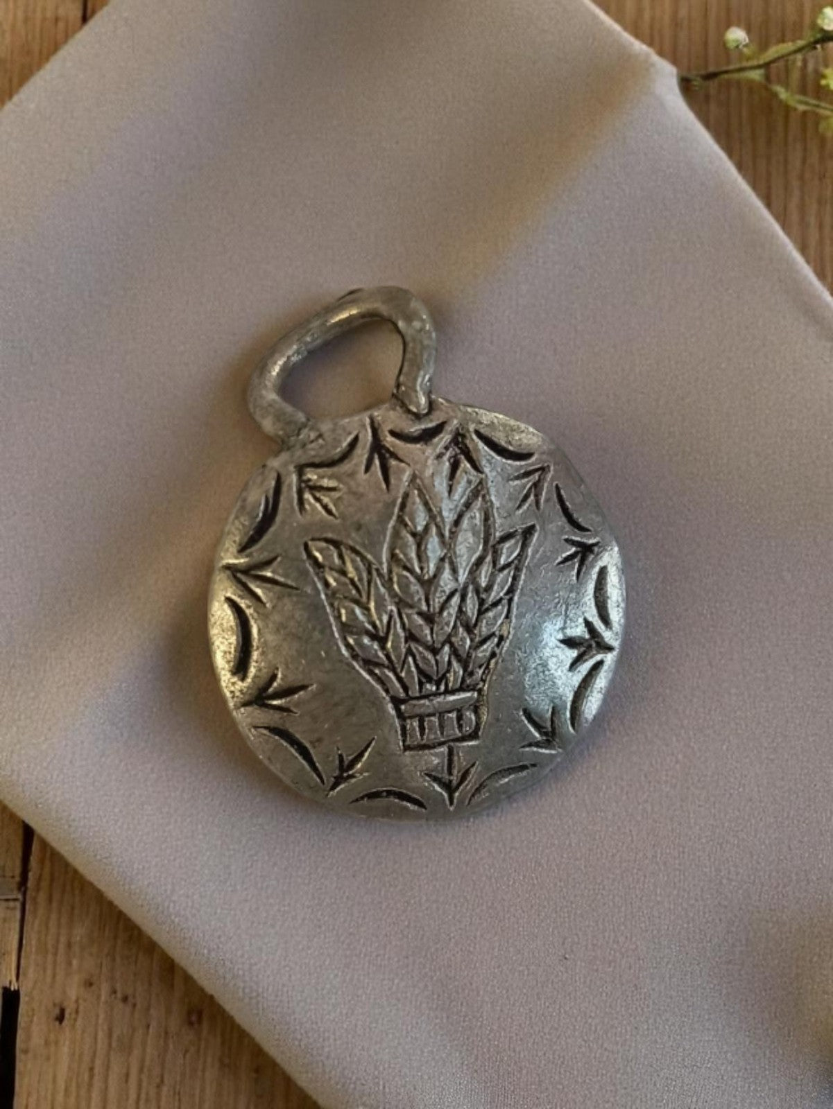 Pendentif vintage métal motif bouquet gravé années 1950 bijou ancien