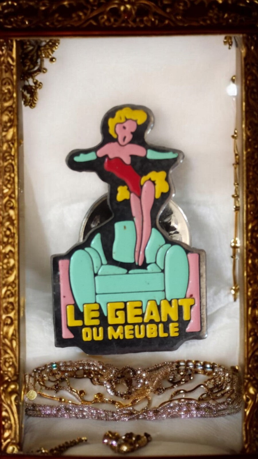 Vintage Pin Le Géant du Meuble retro 80s-90s advertising logo