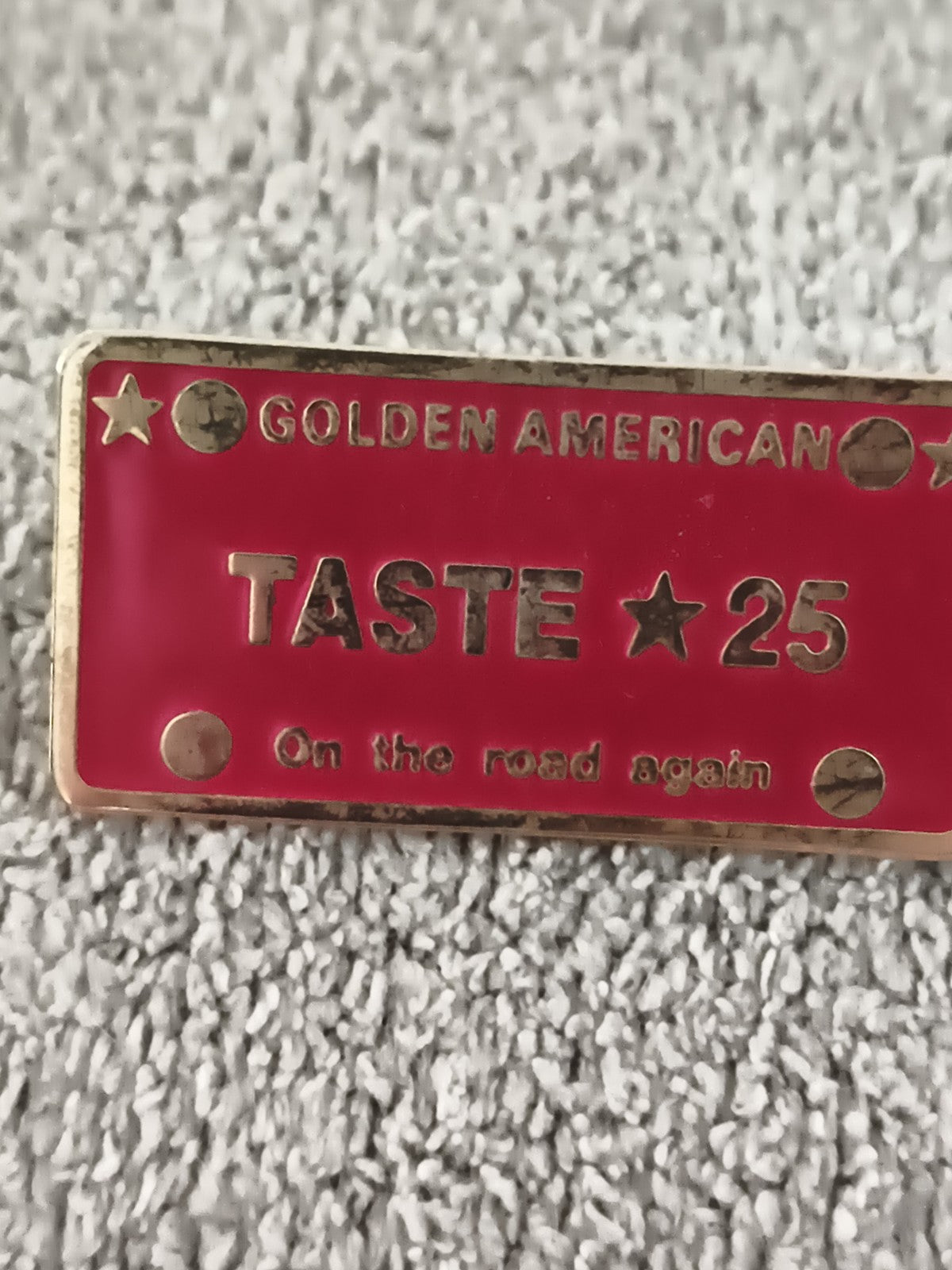 Pin's vintage Golden American TASTE 25 rouge, plaque rétro années 90 (Ref 8)