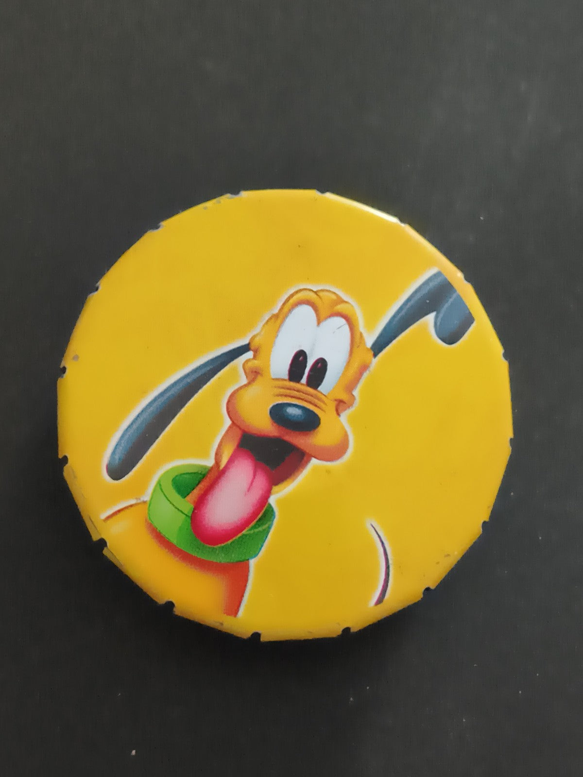 Ancienne boîte ronde Pluto Disney jaune métal vintage déco enfant