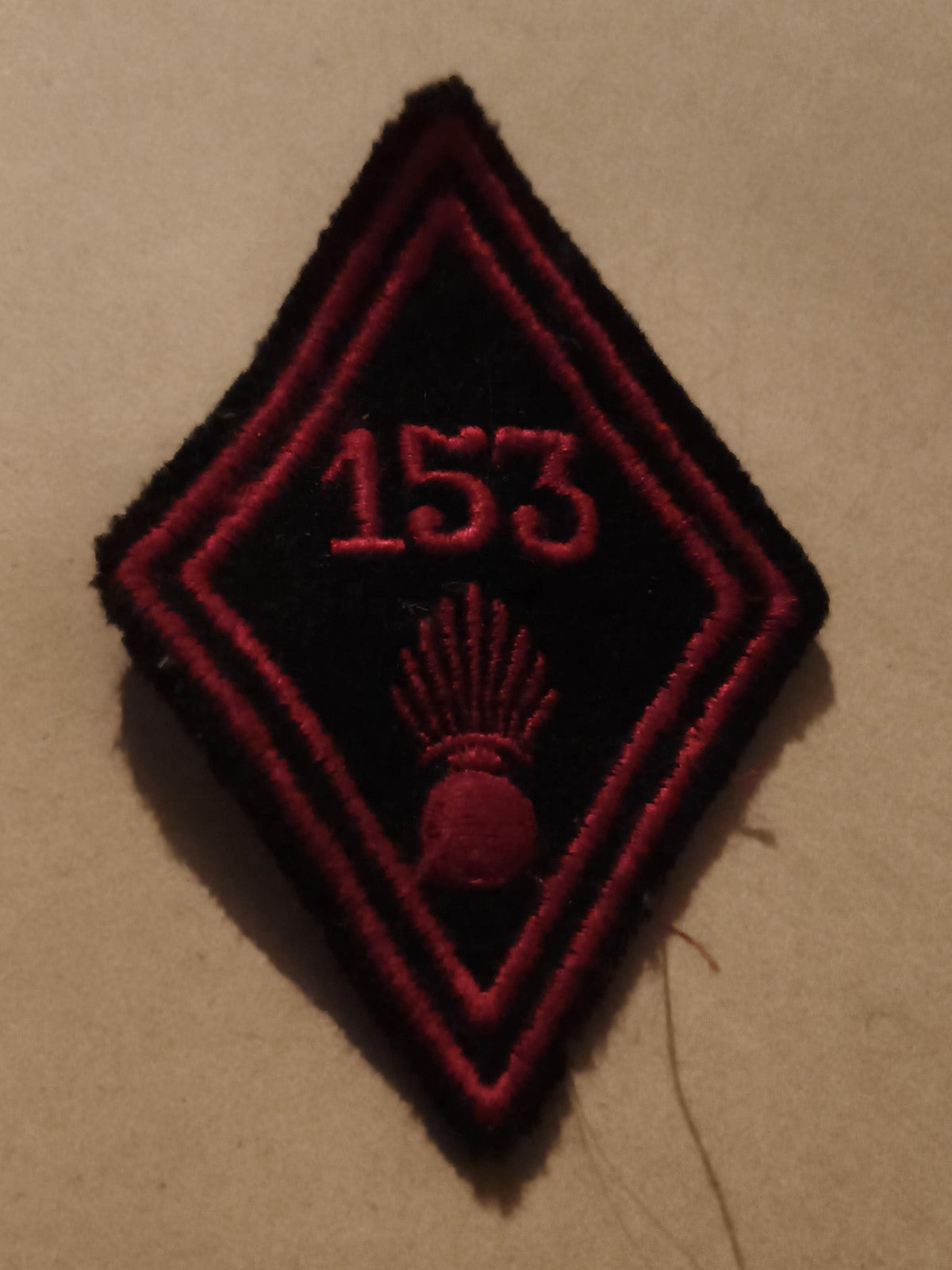 Insigne militaire ancien 153 écusson tissu noir rouge grenade brodée vintage