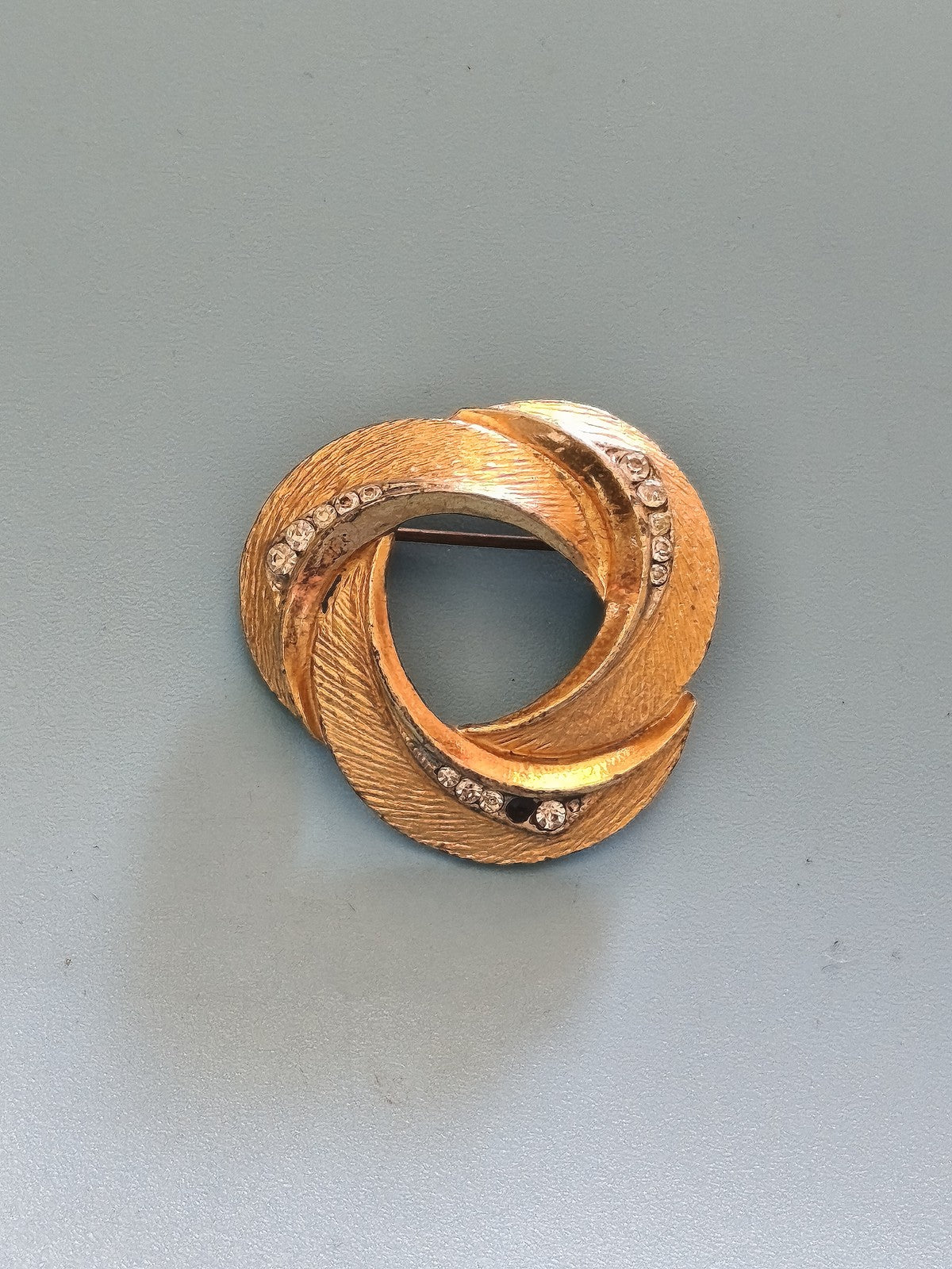 Broche ancienne vintage plaquée or rétro pour collectionneur bijoux d?occasion