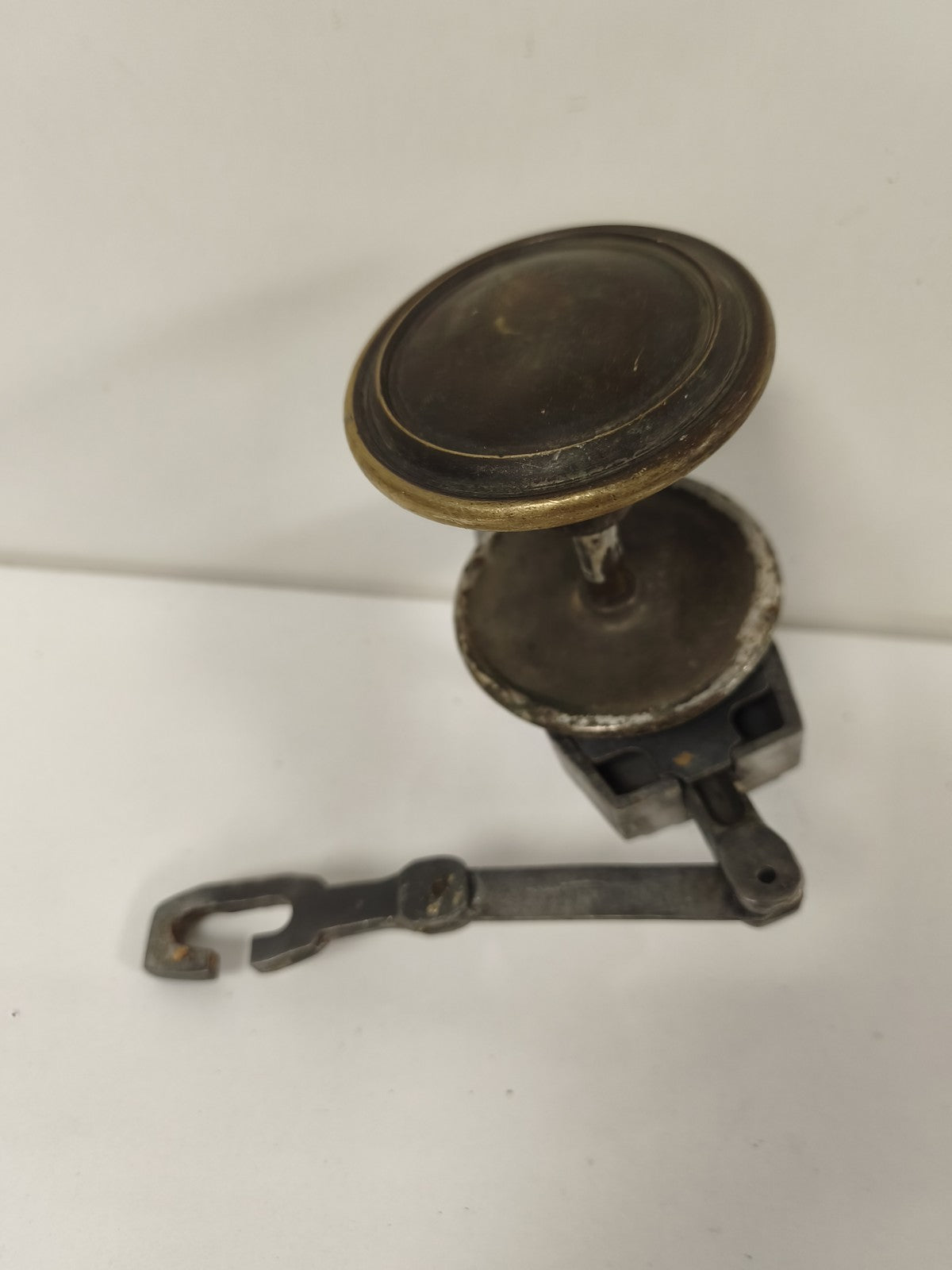 Ancienne poignée de porte avec serrure ronde, style vintage, métal patiné