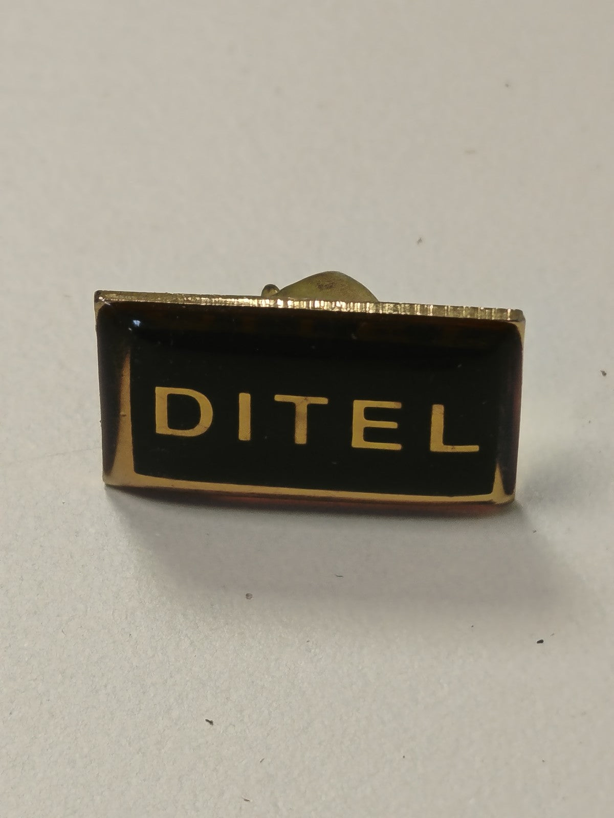 Pin's ancien Ditel vintage rétro collection badge publicitaire années 80 90 rare