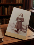 Photographie ancienne cabinet de curiosités portrait jeune fille rétro