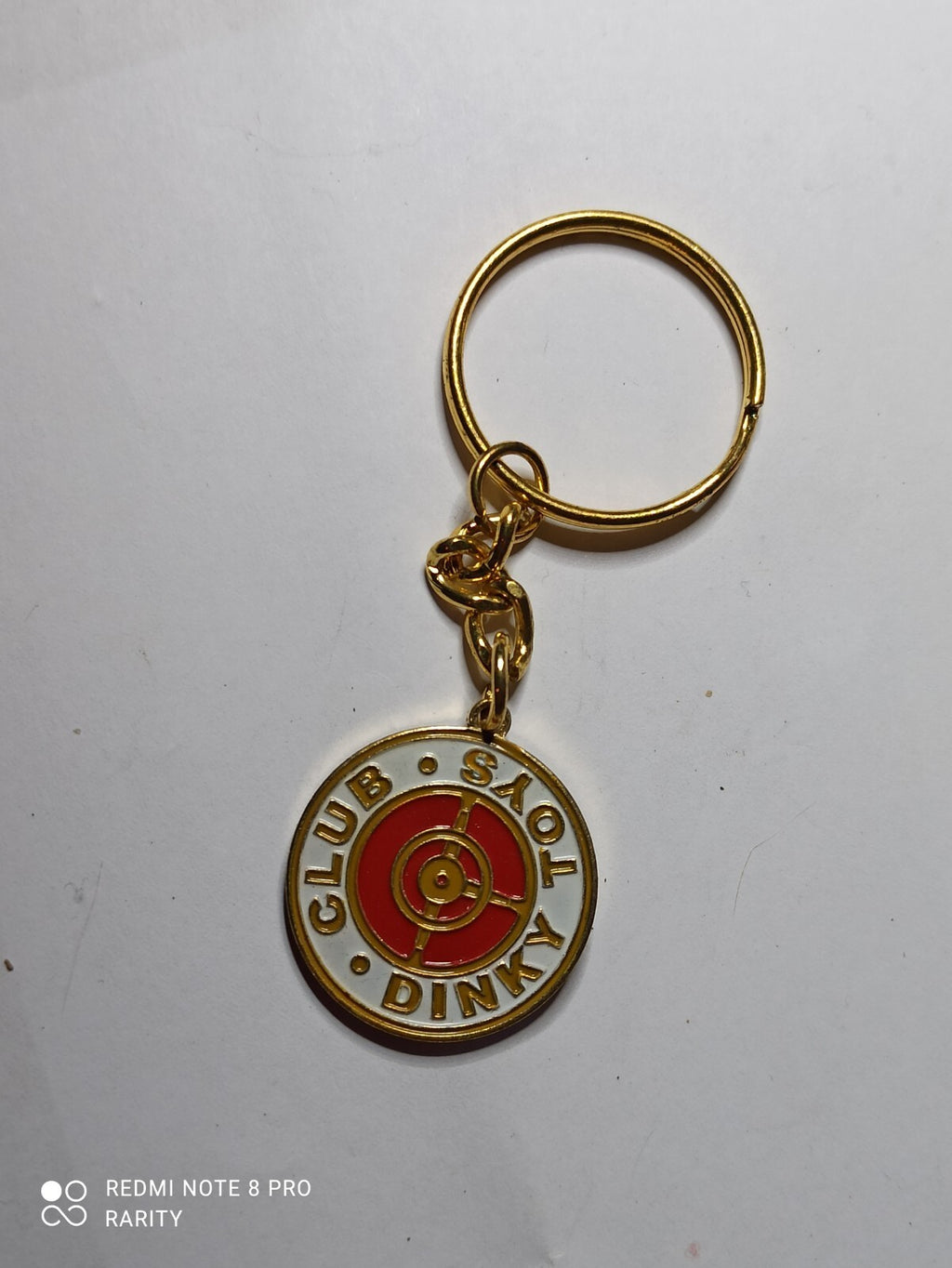 Porte-clés Dinki Toys Club Atlas rond doré émaillé rouge et blanc