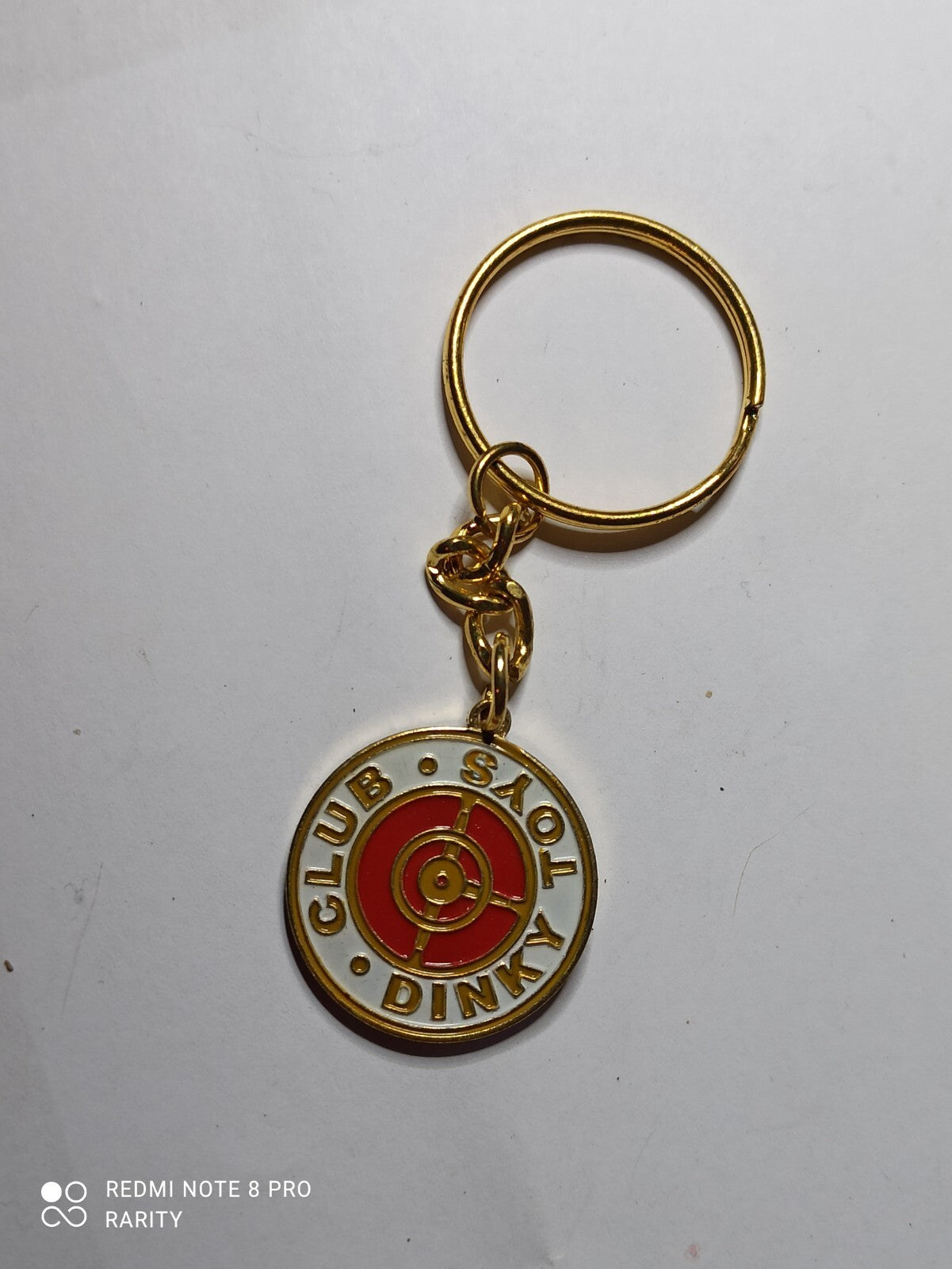 Porte-clés Dinki Toys Club Atlas rond doré émaillé rouge et blanc