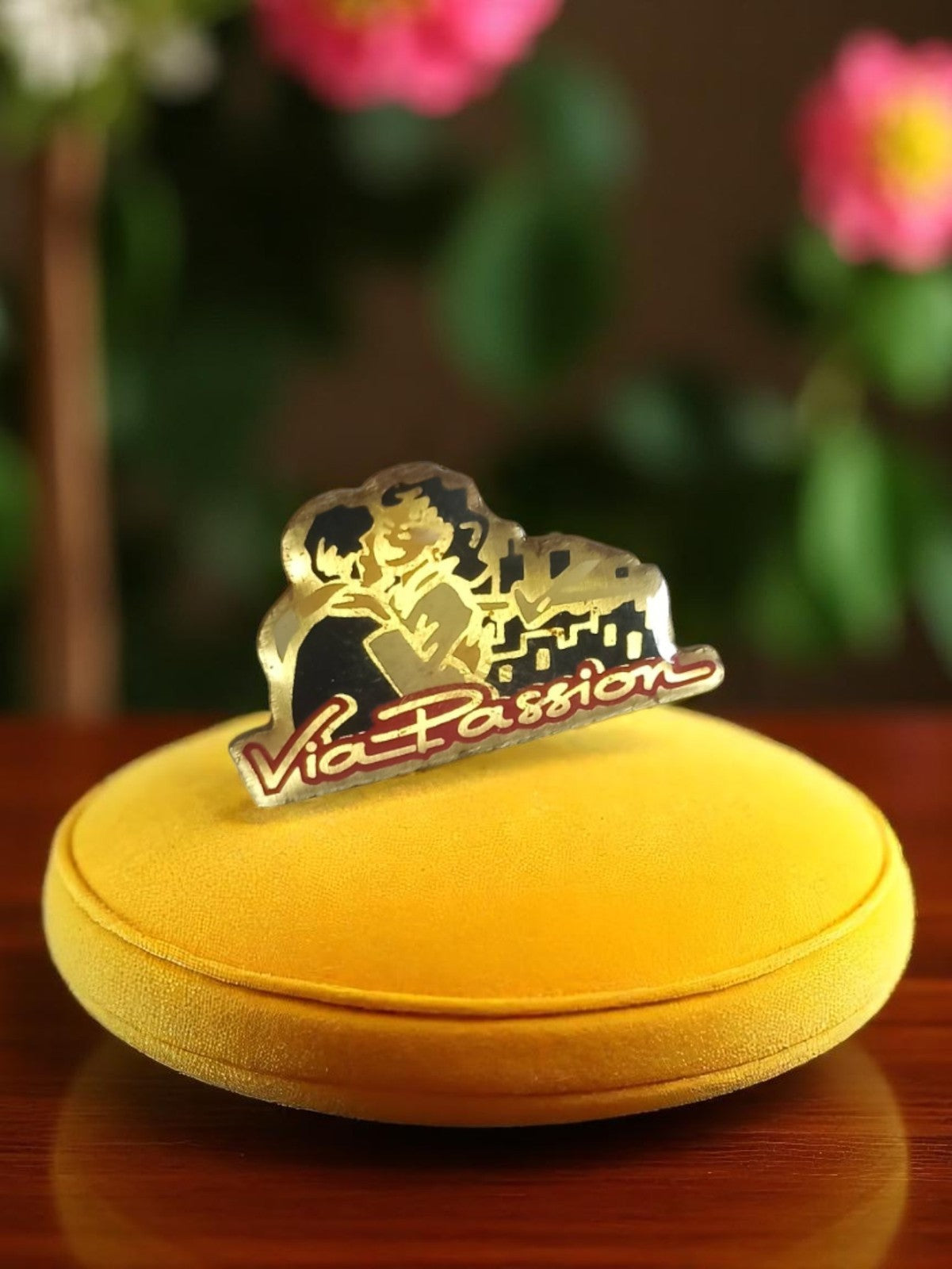 Pin's vintage Via Passion doré émaillé rétro ancien badge années 90