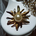 Broche vintage soleil perle dorée années 70 ? bijou rétro élégant