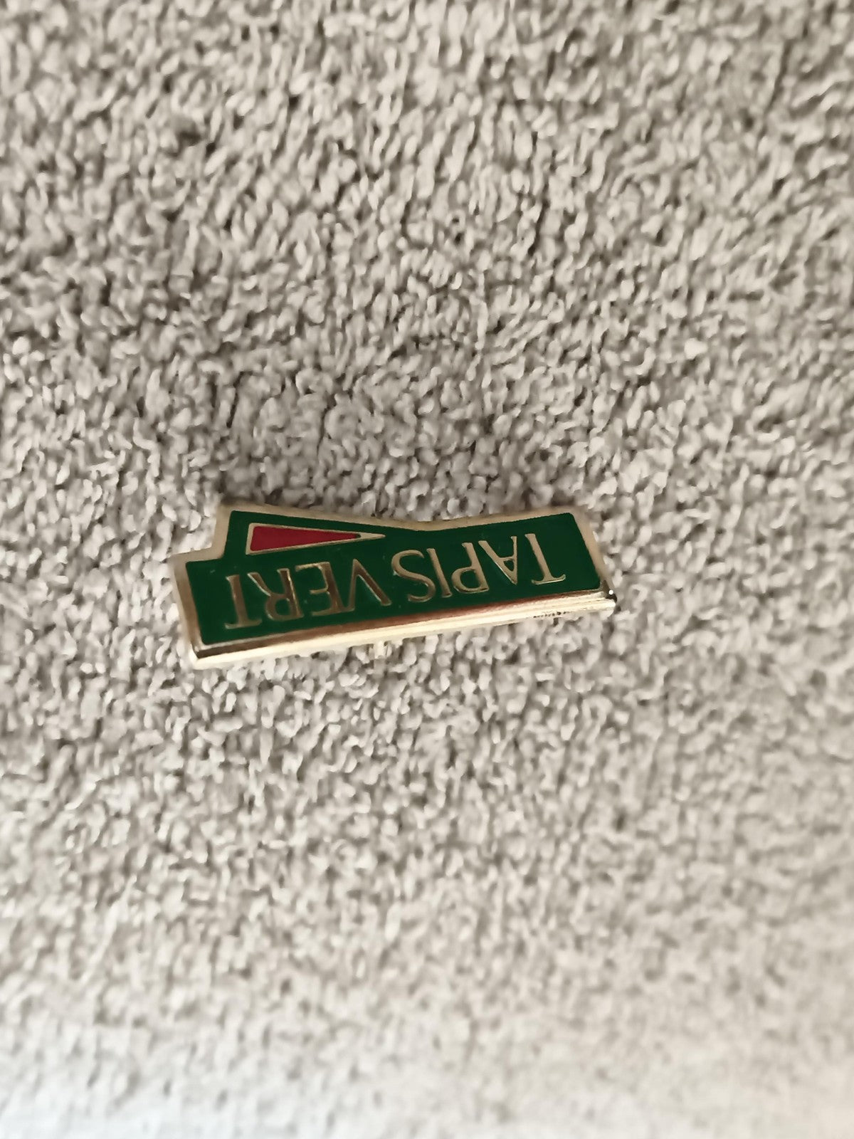 Pin's vintage Tapis Vert logo vert rouge doré badge ancien (Ref 5)