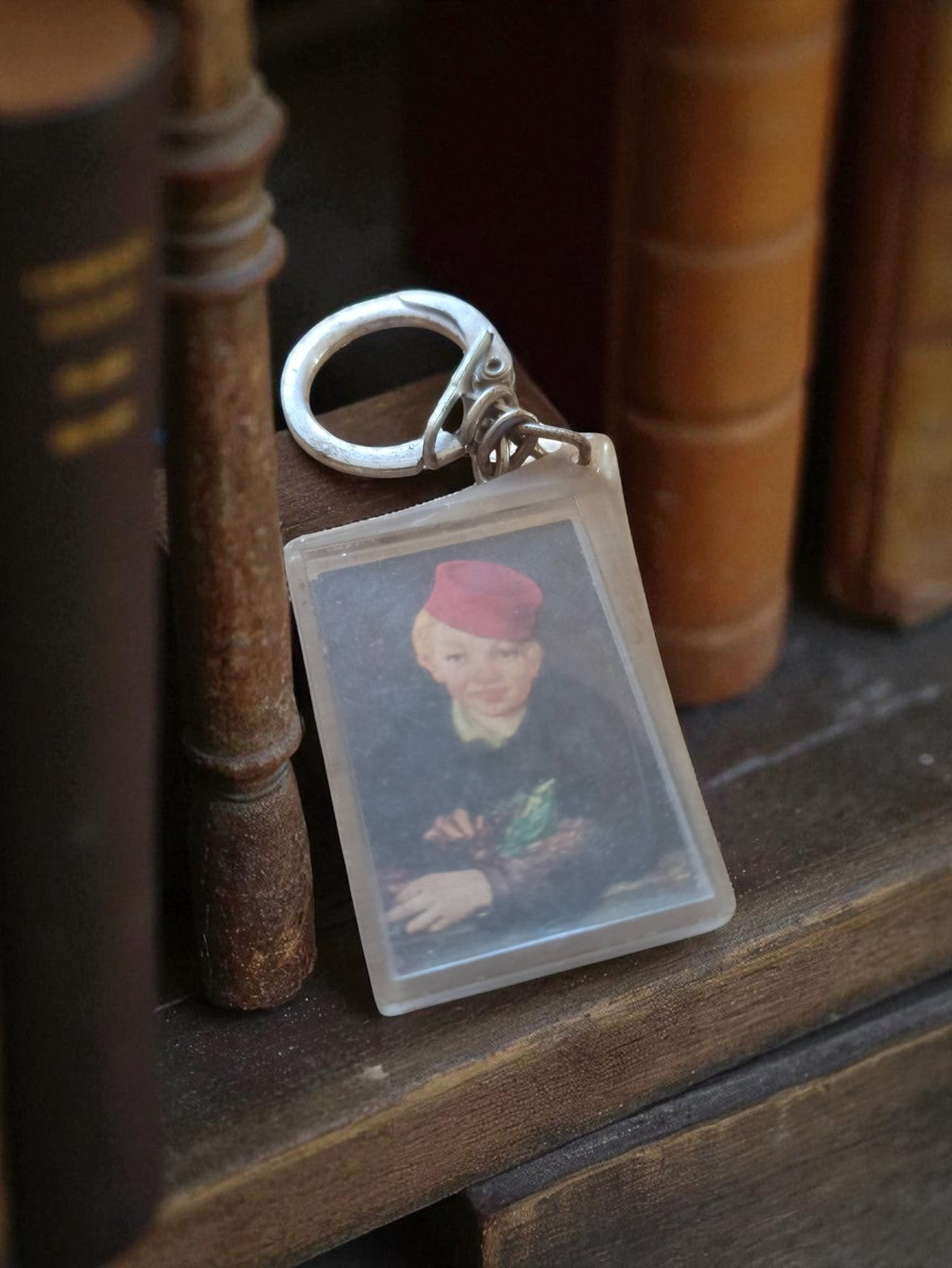 Porte-clés ancien vintage, photo garçon béret rouge, objet publicitaire rétro