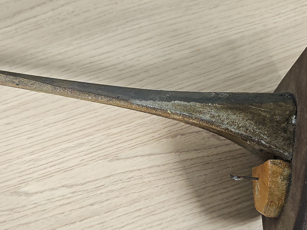 Pointe d?espadon naturalisée vintage sur plaque bois, taxidermie ancien déco