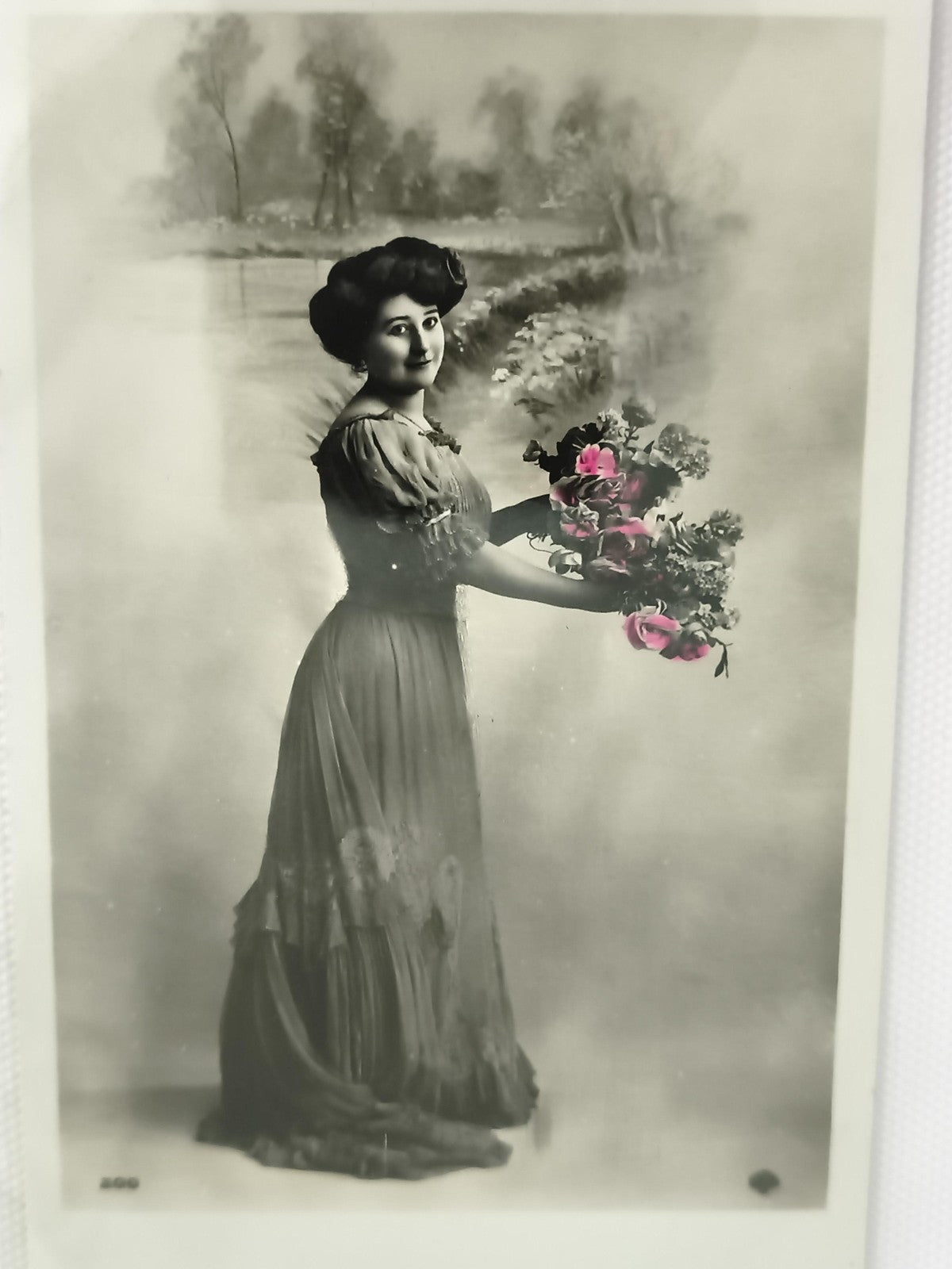 Carte postale ancienne femme 1900 bouquet fleurs colorisées CPA photo rétro