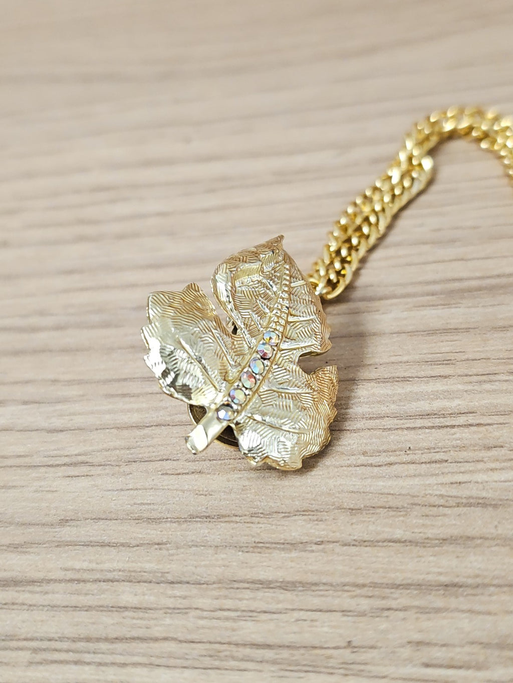 Vintage broche feuille dorée rétro, épingle pull ancien élégante collection