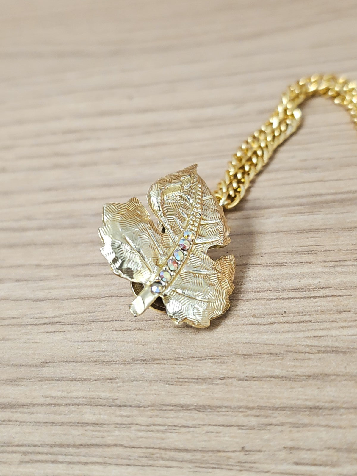 Vintage broche feuille dorée rétro, épingle pull ancien élégante collection