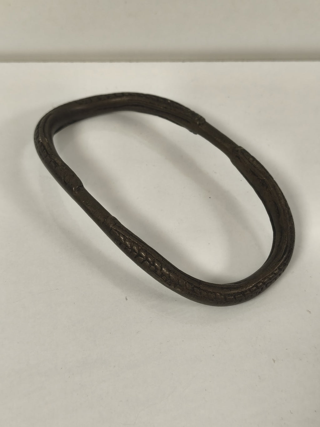 Bracelet de cheville bronze Afrique du Nord patiné, forme ovale, ethnie