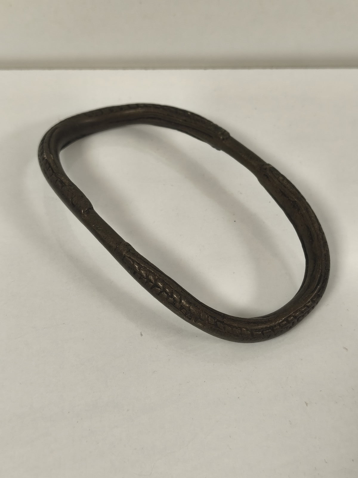 Bracelet de cheville bronze Afrique du Nord patiné, forme ovale, ethnie