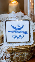 Pin's Olympique vintage carré ? Logo bleu JO, style rétro rare