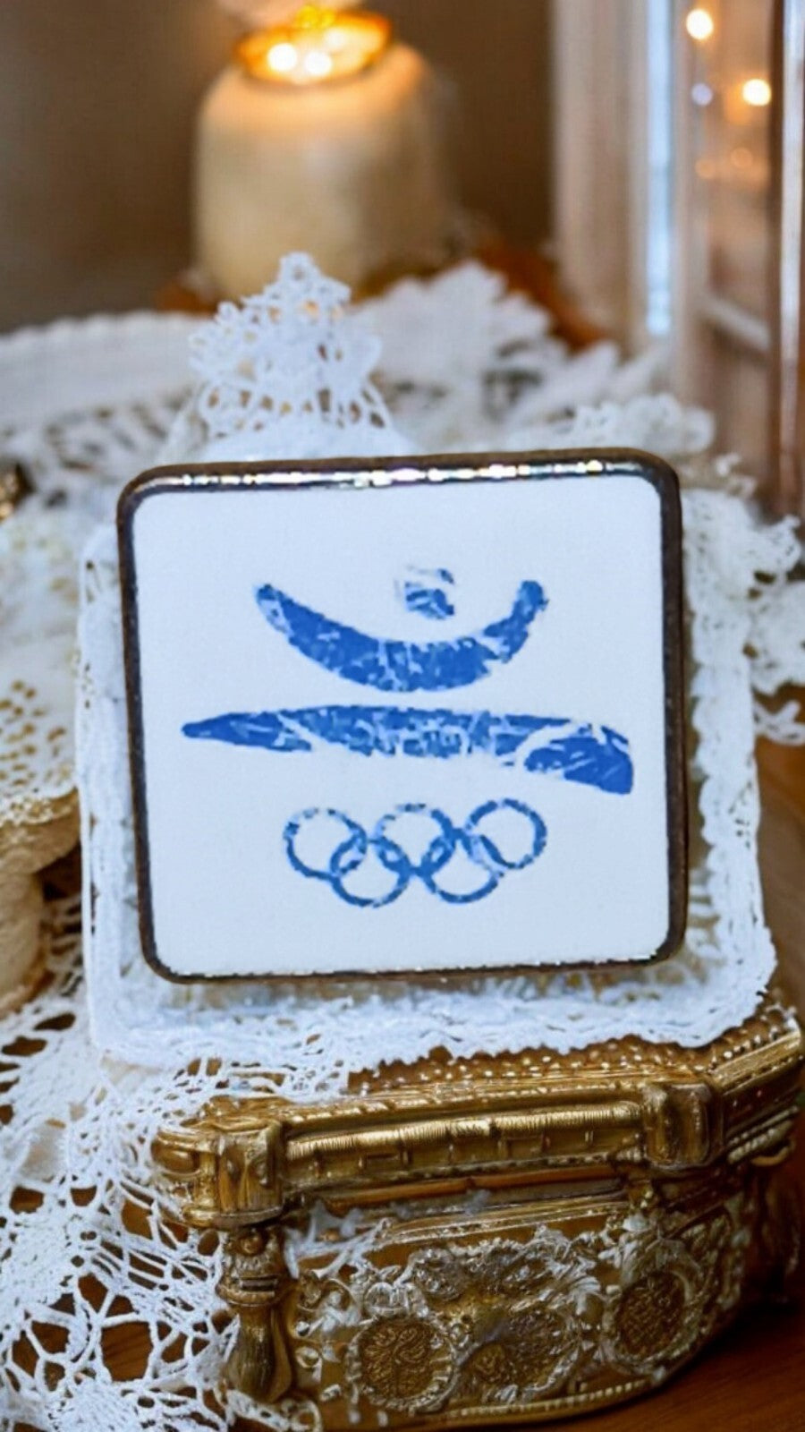 Pin's Olympique vintage carré ? Logo bleu JO, style rétro rare