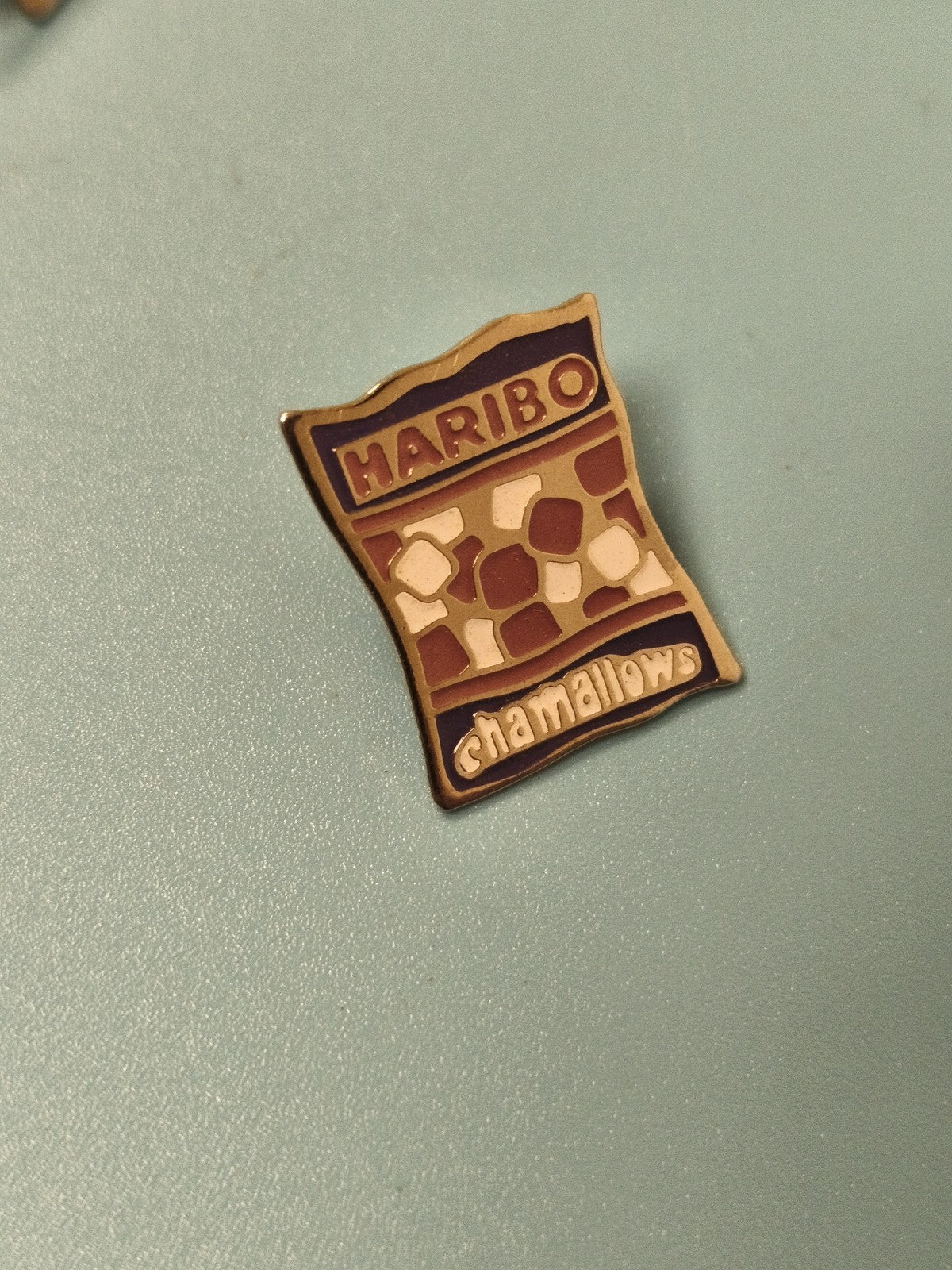 Vintage pin's Haribo Chamallows ancien, forme paquet, collection publicitaire