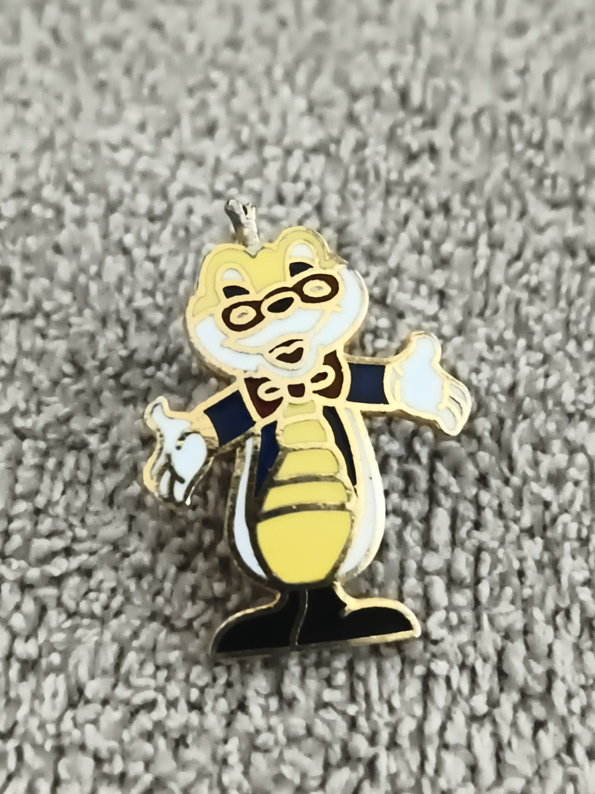 Pin's vintage personnage mascotte animal jaune bleu émaillé badge ancien (Ref 7)