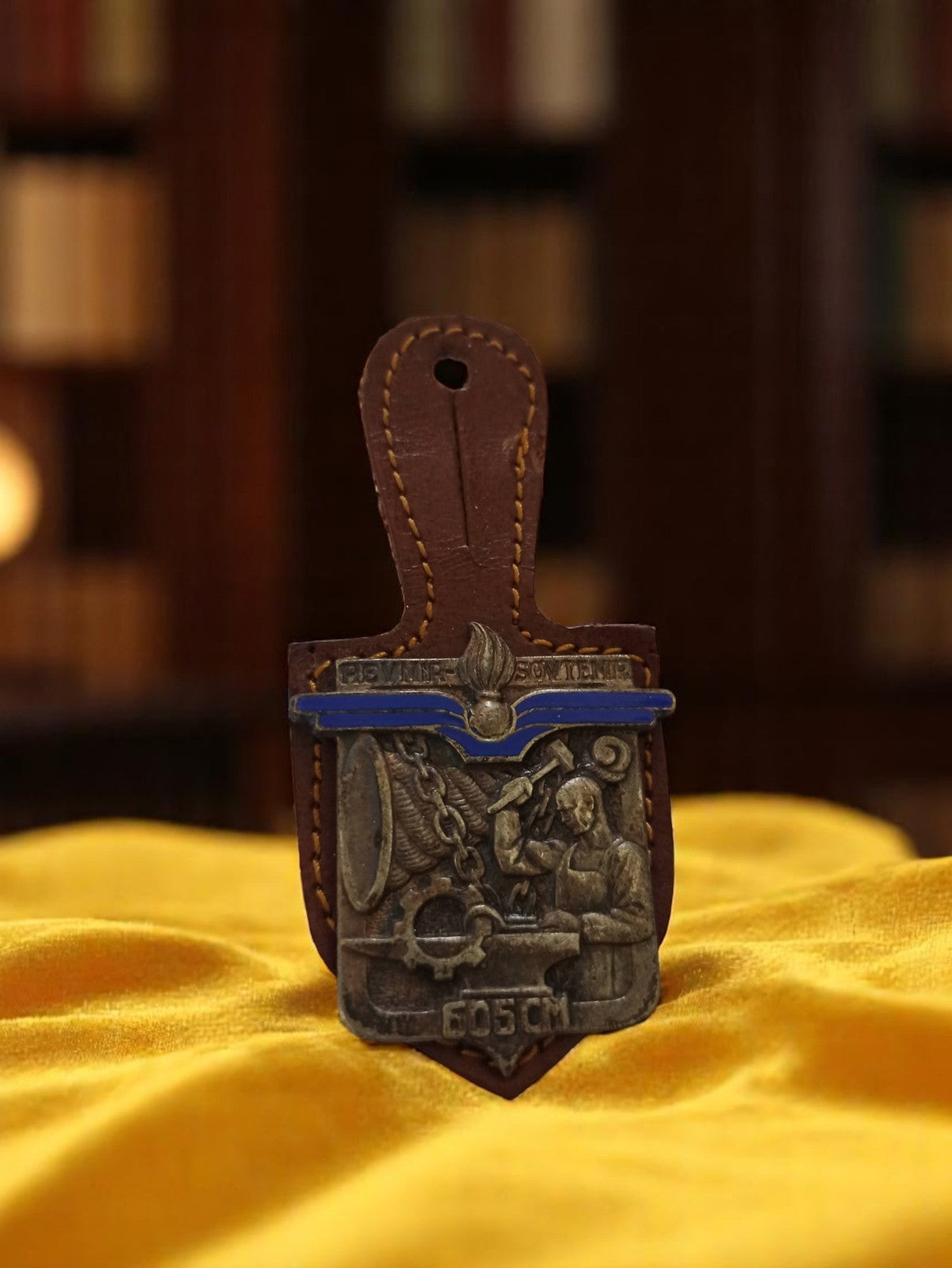 Insigne militaire 605CM Armée de Terre vintage, cuir et métal, France