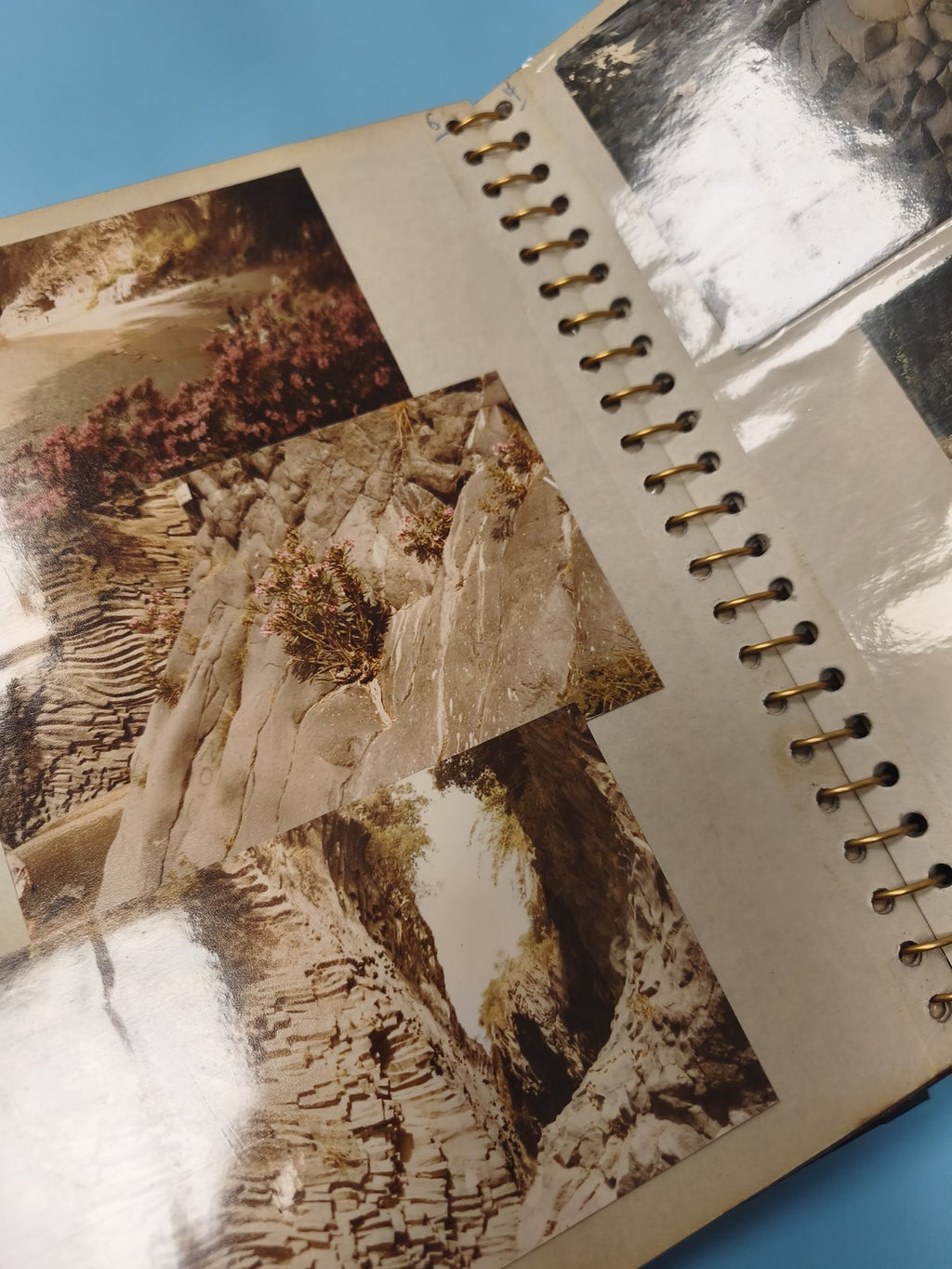 Ancien classeur photos de voyage à spirales, pages annotées, vintage