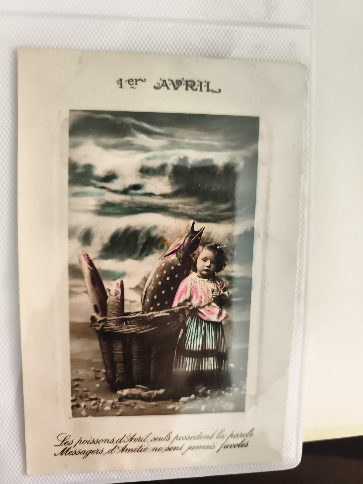 Carte postale ancienne 1er Avril poisson d’Avril enfant colorisée CPA vintage