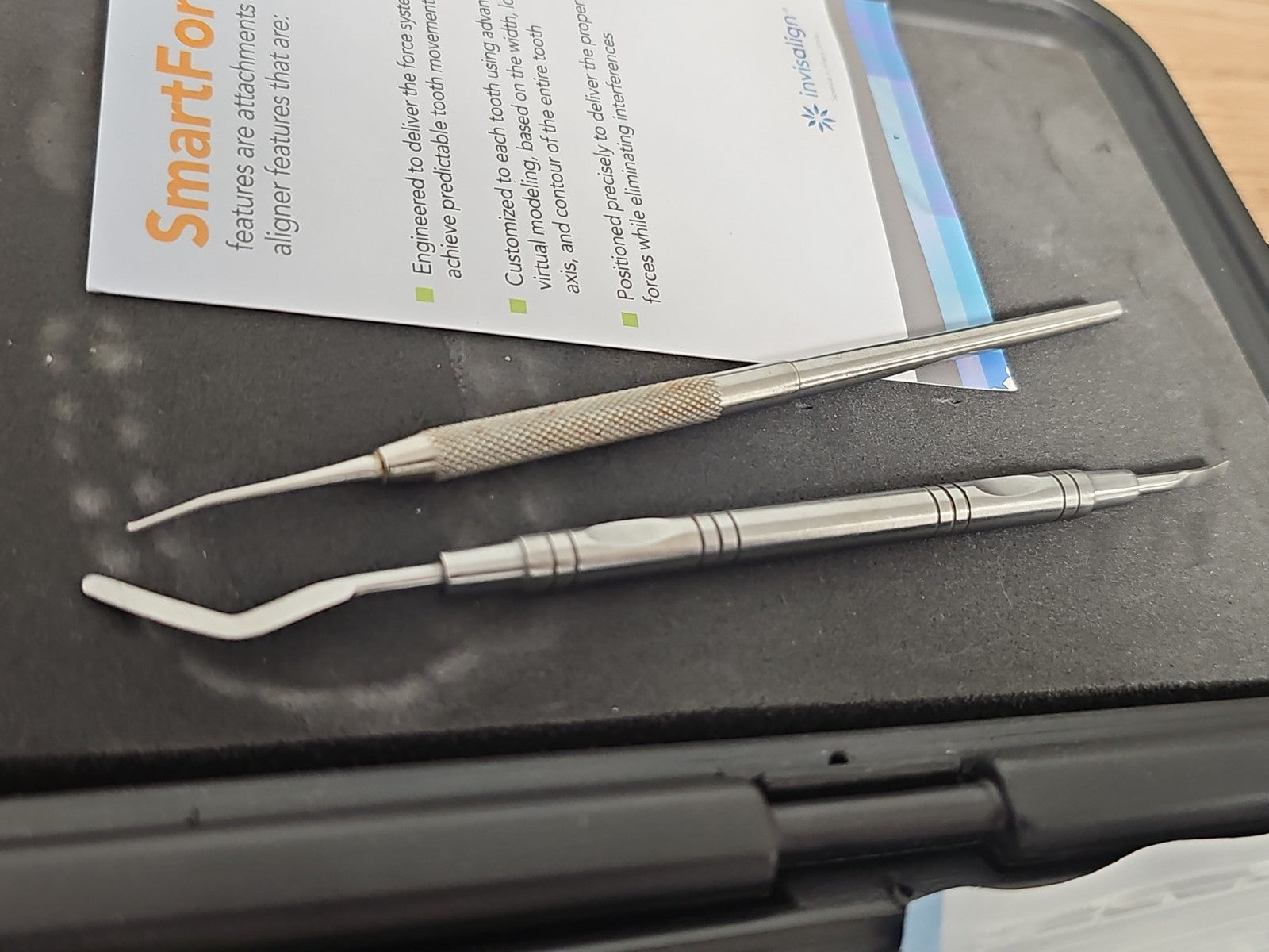 Kit orthodontique Invisalign avec gouttières, modèle dentaire et instruments