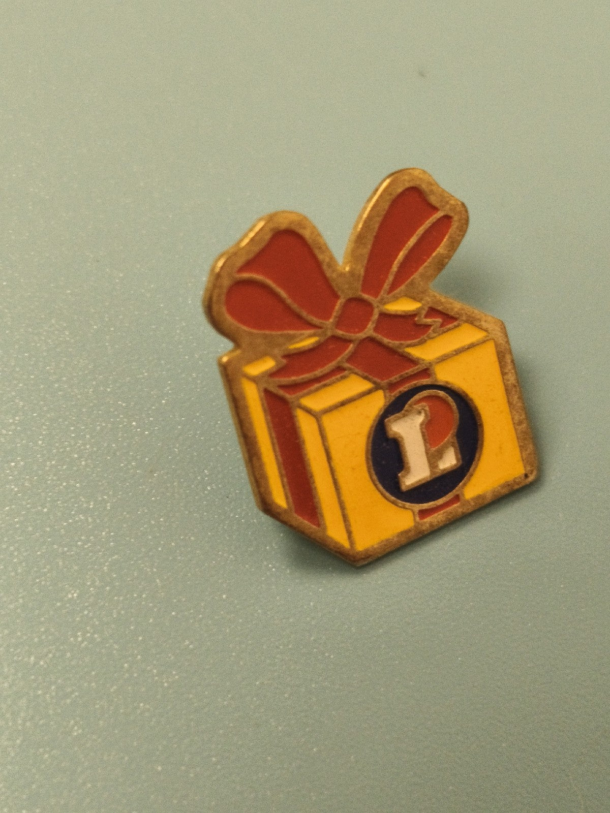 Vintage pin's Leclerc cadeau jaune rouge collection publicitaire rétro