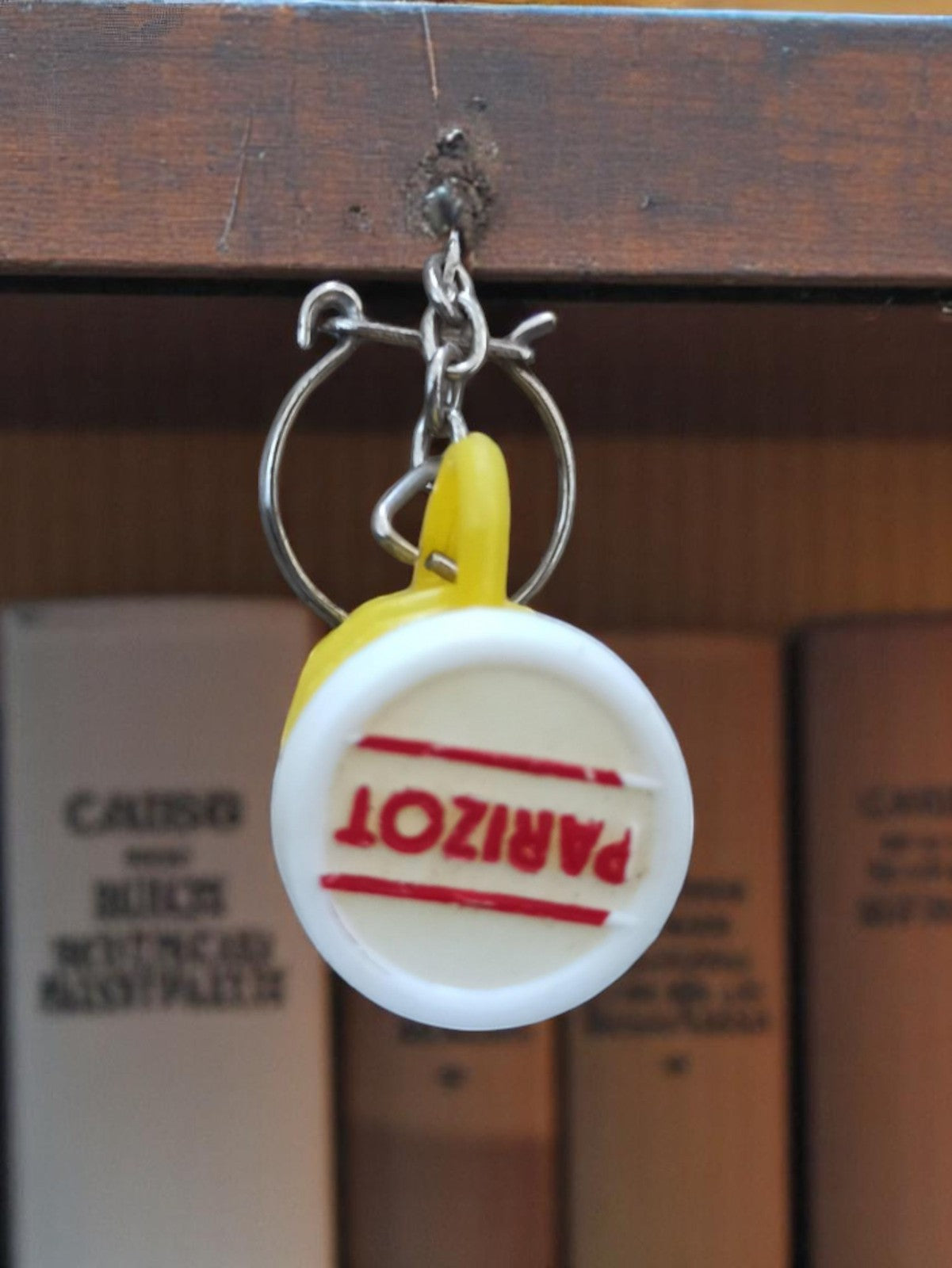 Porte-clés vintage PARIZOT tasse publicitaire métal et plastique années 70