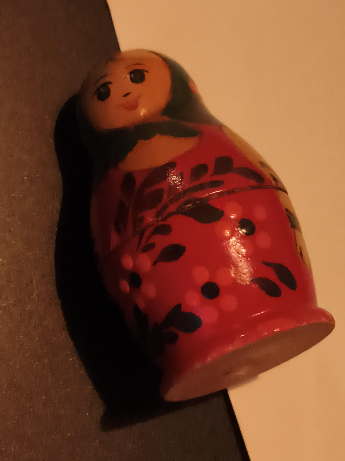 Poupée russe ancienne Matriochka décor floral rouge vintage folk art