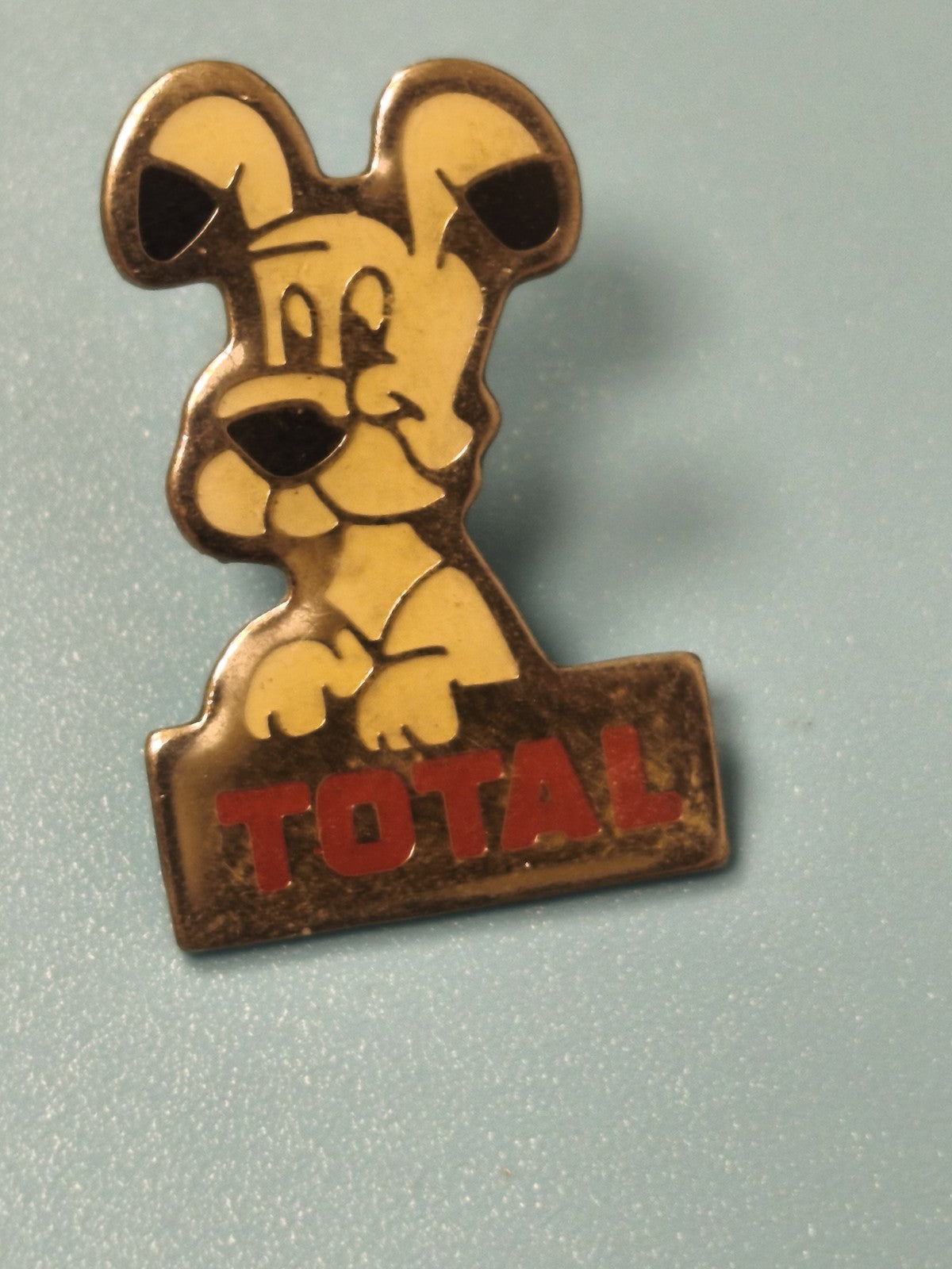 Pin's vintage Total chien mascotte, collection publicitaire ancien (Ref 12)