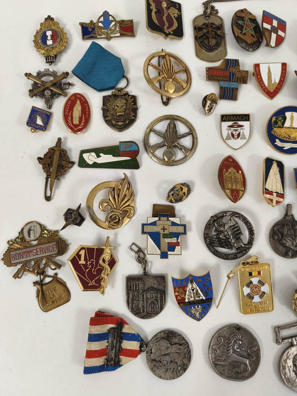 Très gros lot anciennes médailles et insignes militaires divers collection vinta