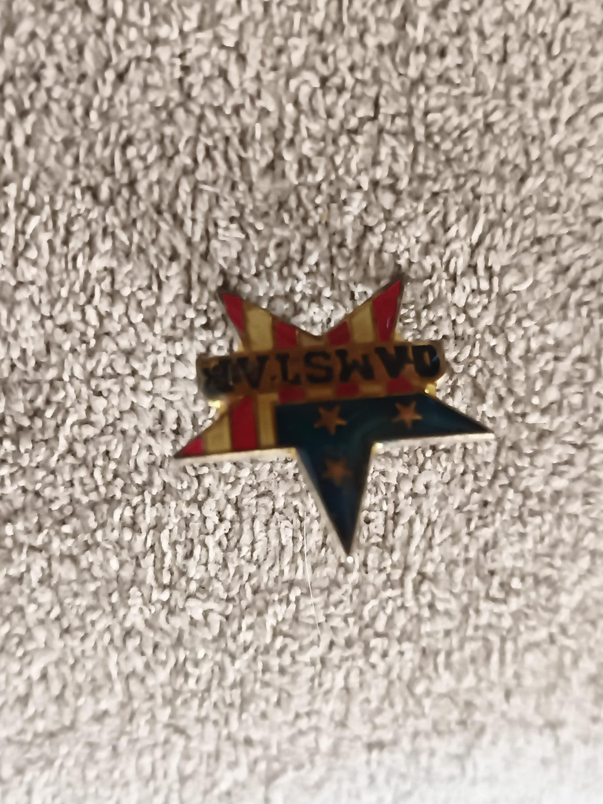 Pin's vintage étoile rayée rouge jaune bleu étoiles M.V.I.S.W.O (Ref 5)