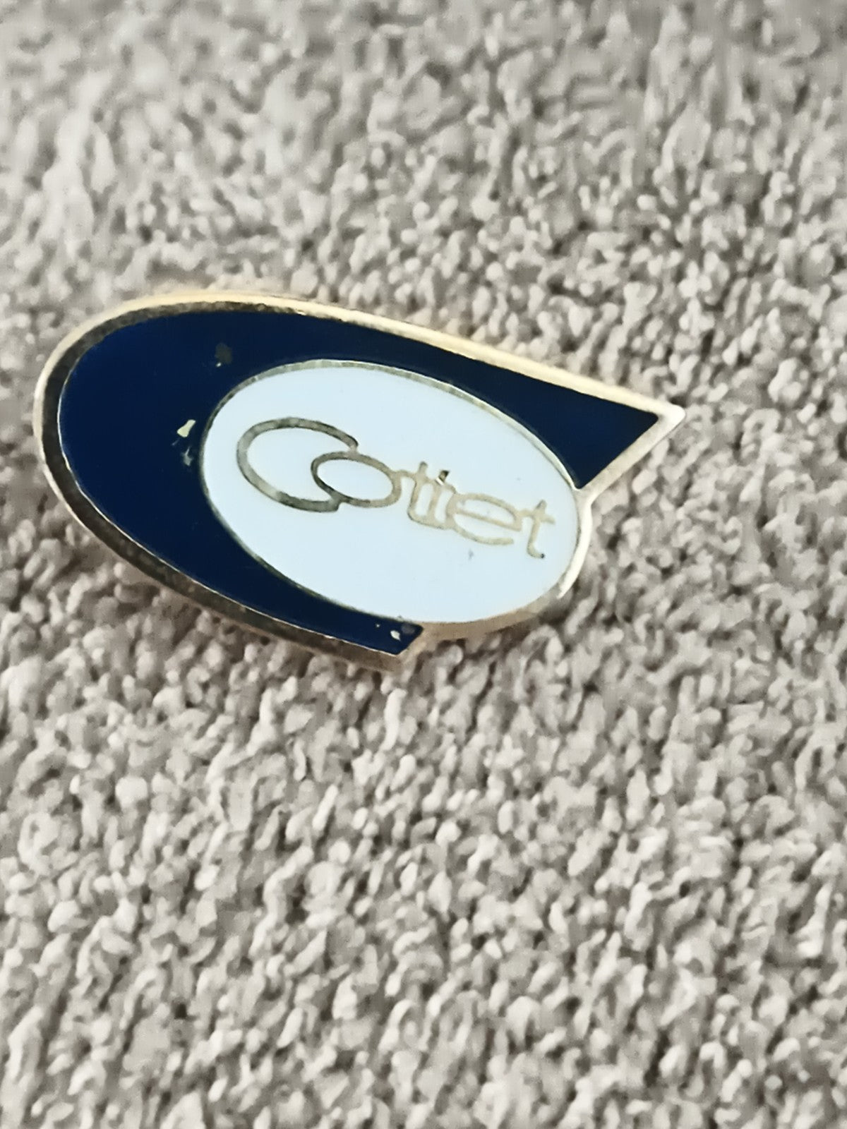 Pin's vintage Gattiet bleu blanc, badge émaillé années 80/90 (Ref 9)