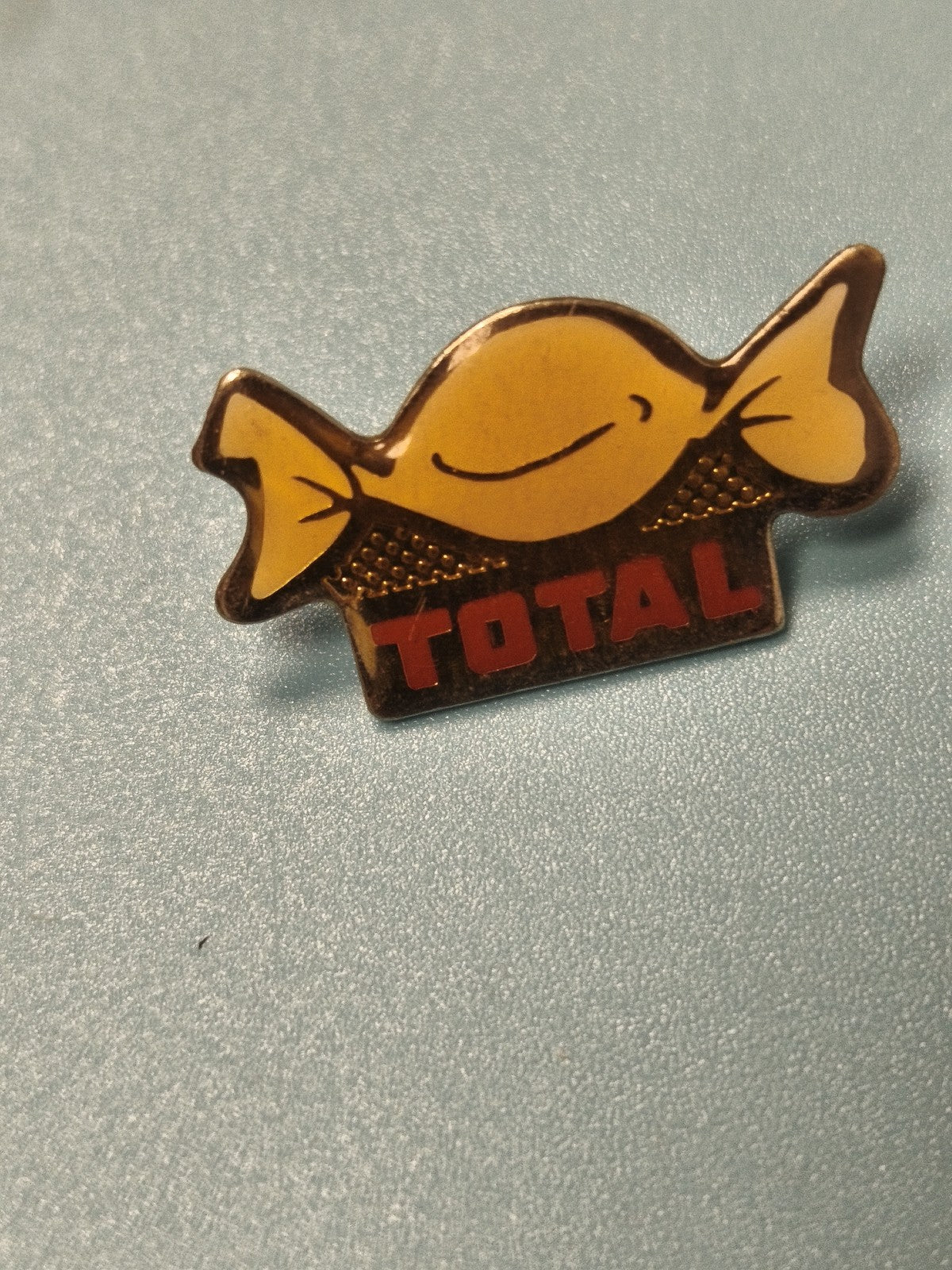 Vintage pin's publicitaire TOTAL bonbon jaune ? collection badge rétro