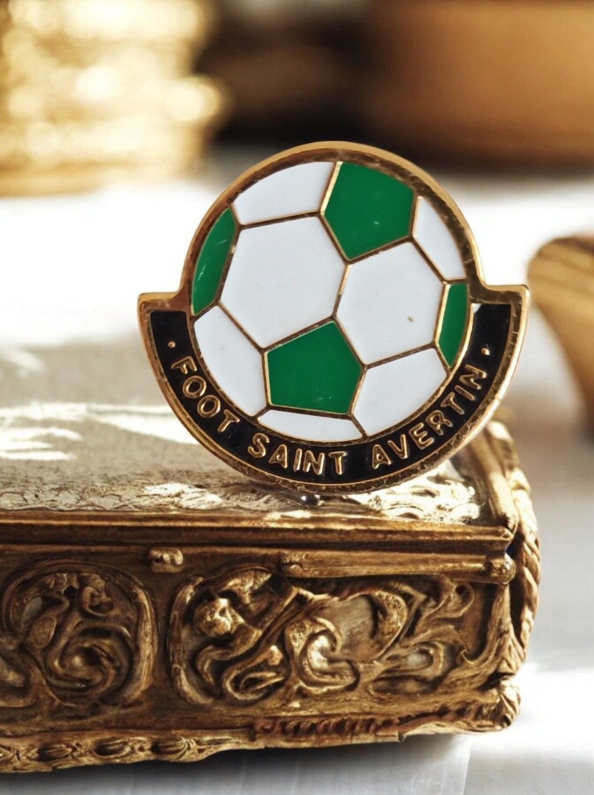 Pin's vintage Foot Saint Avertin football ancien émaillé vert blanc badge