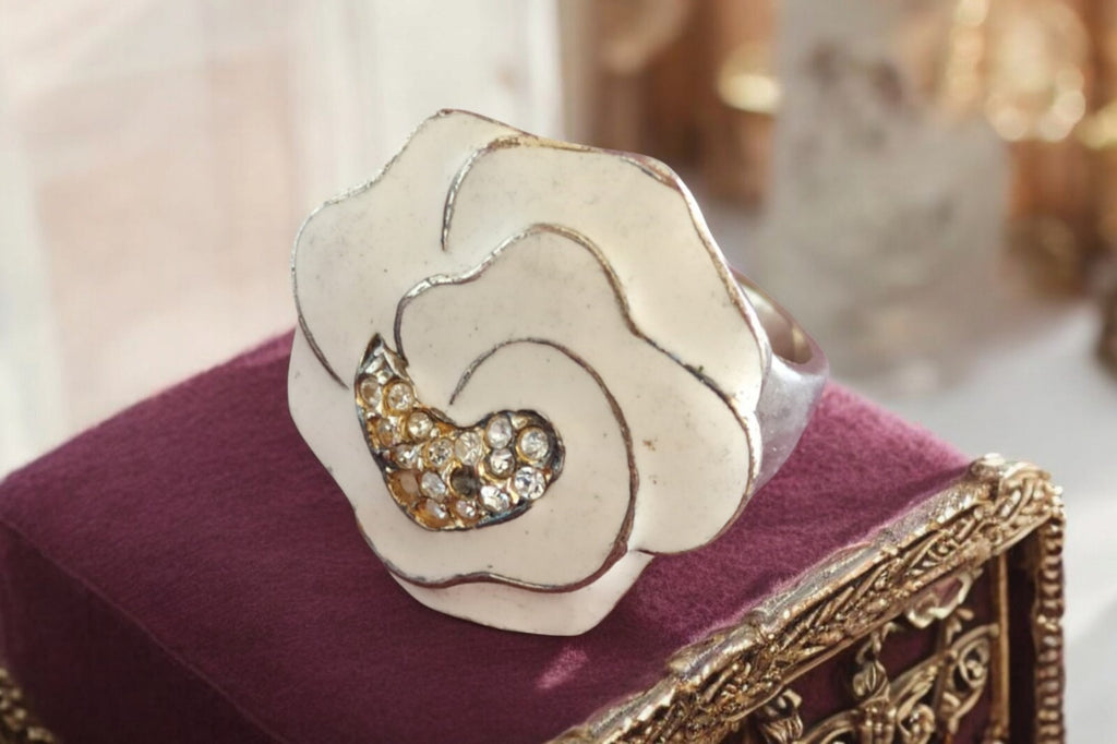 Bague fantaisie vintage fleur blanche style rétro, cristaux, taille 56