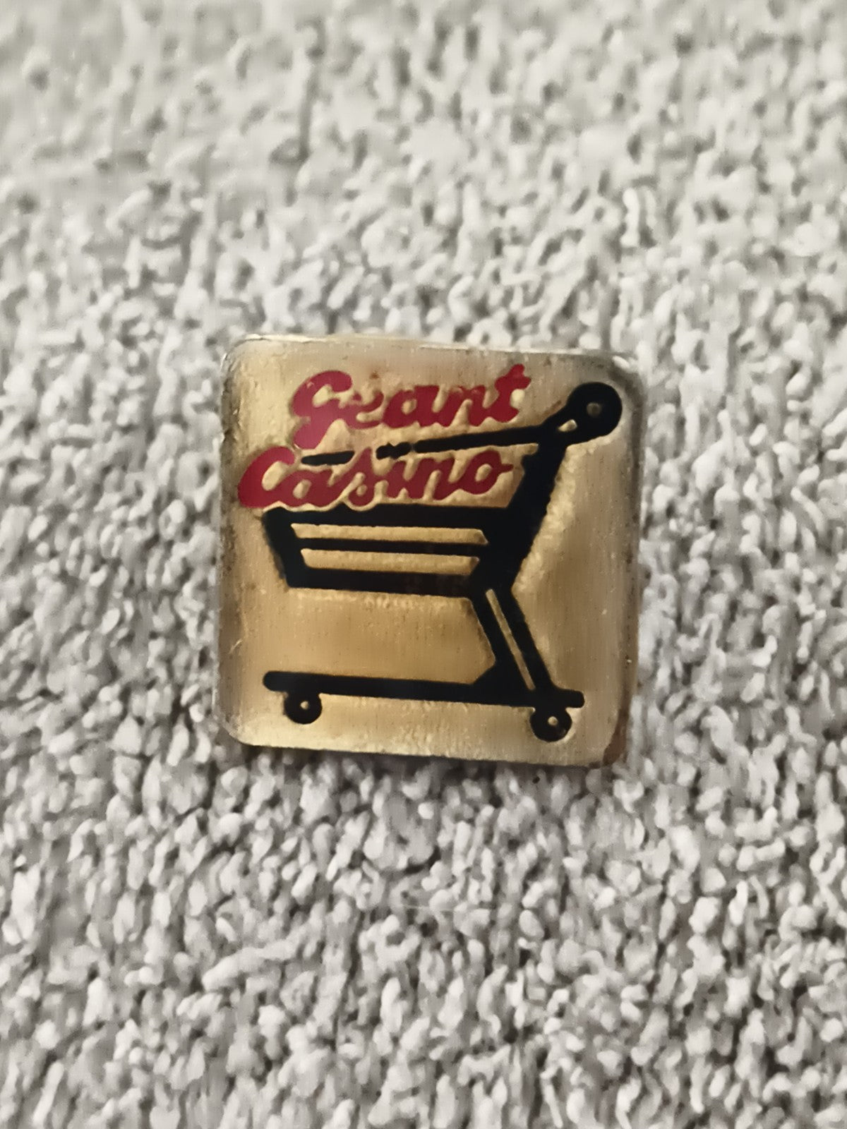 Pin's vintage Géant Casino chariot doré, badge rétro supermarché (Ref 7)