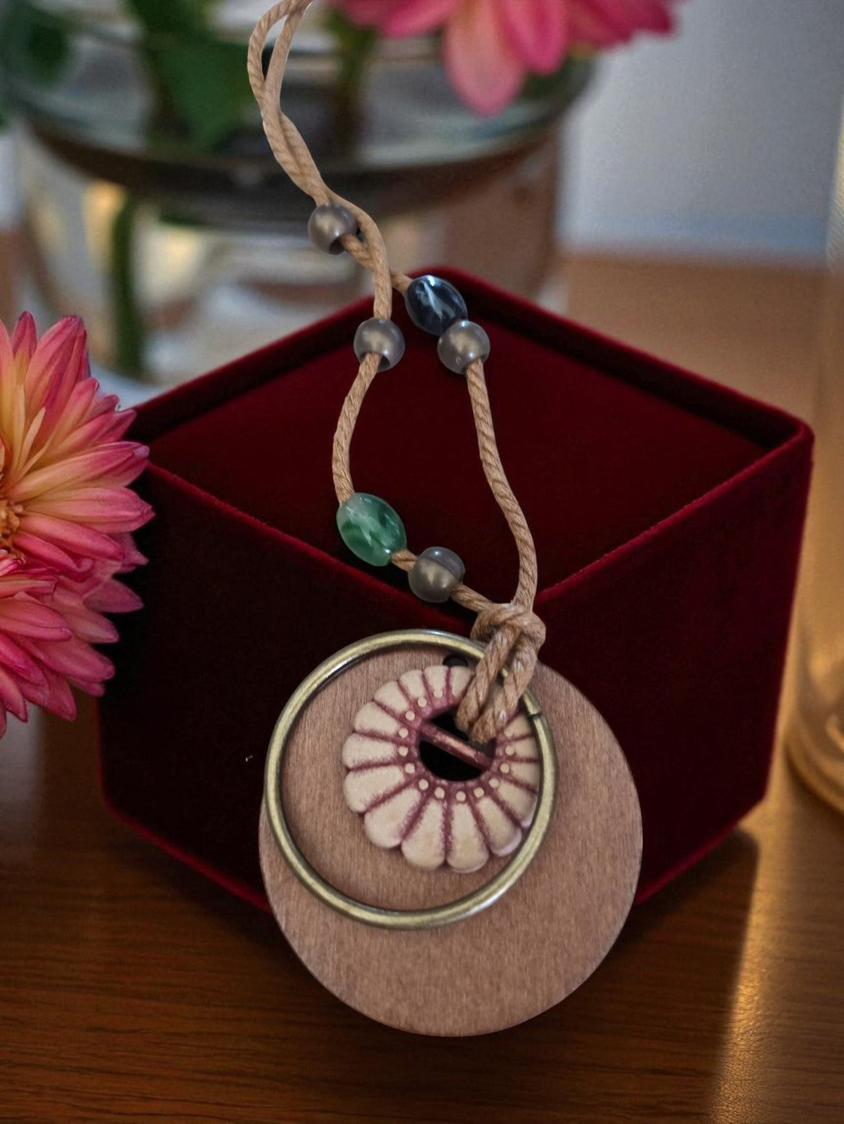 Collier pendentif vintage rond perlé, beige et rose, style rétro fantaisie