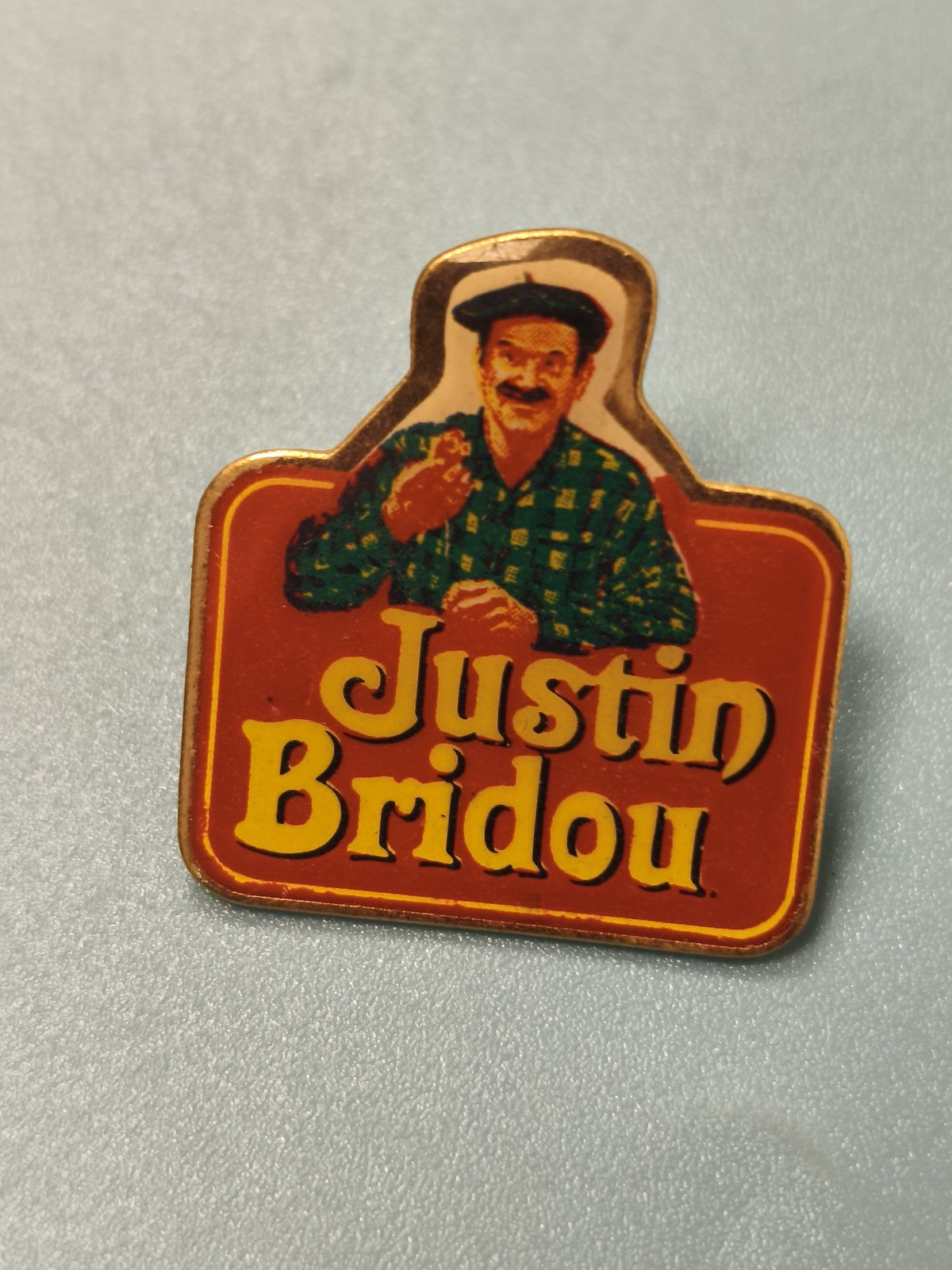 Vintage pin's publicitaire Justin Bridou ancien, logo rouge, collection (Ref 14)