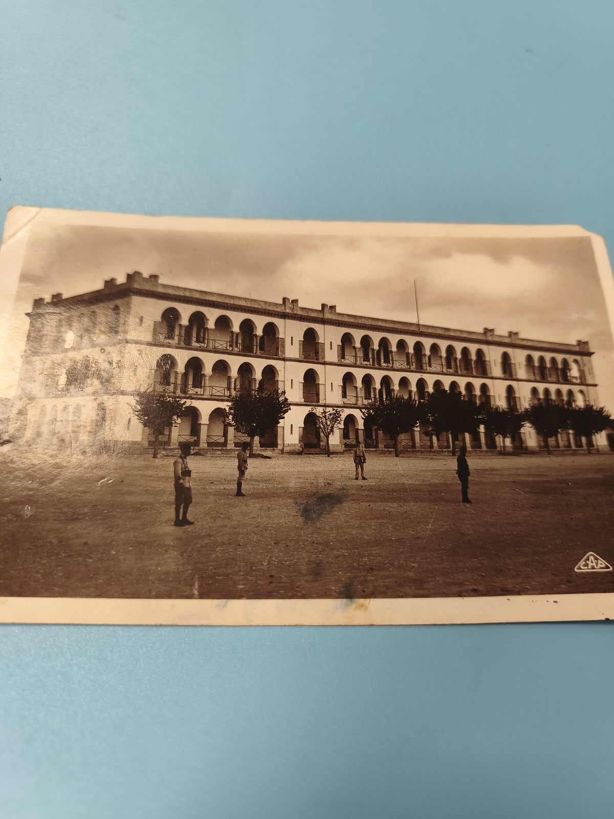 Carte postale ancienne CPA bâtiment militaire soldats architecture arcades