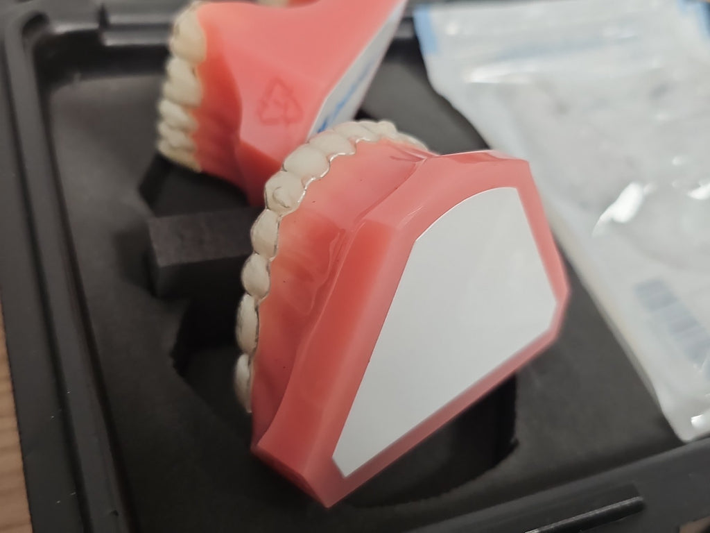 Kit orthodontique Invisalign avec gouttières, modèle dentaire et instruments