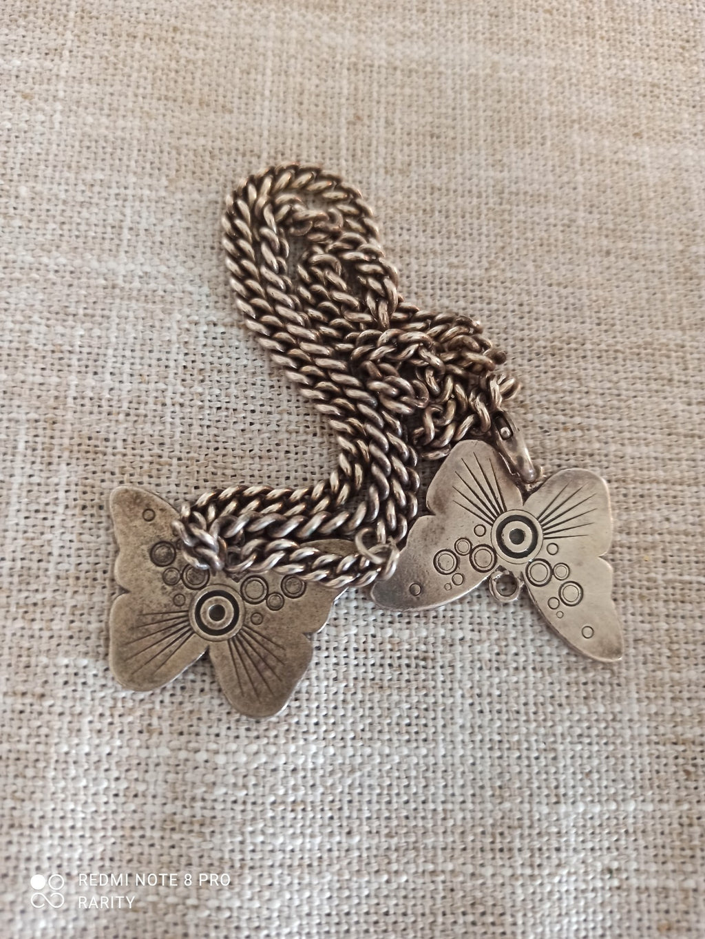 Collier pendentif papillon vintage signé Jaws, chaîne argentée motif gravé
