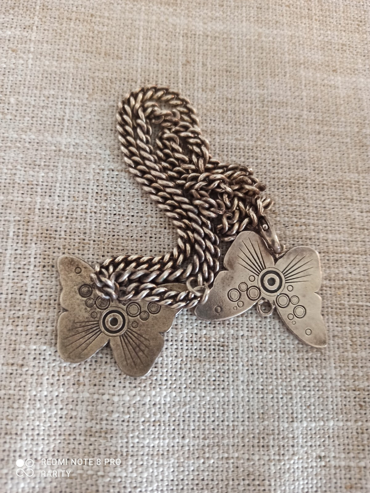 Collier pendentif papillon vintage signé Jaws, chaîne argentée motif gravé